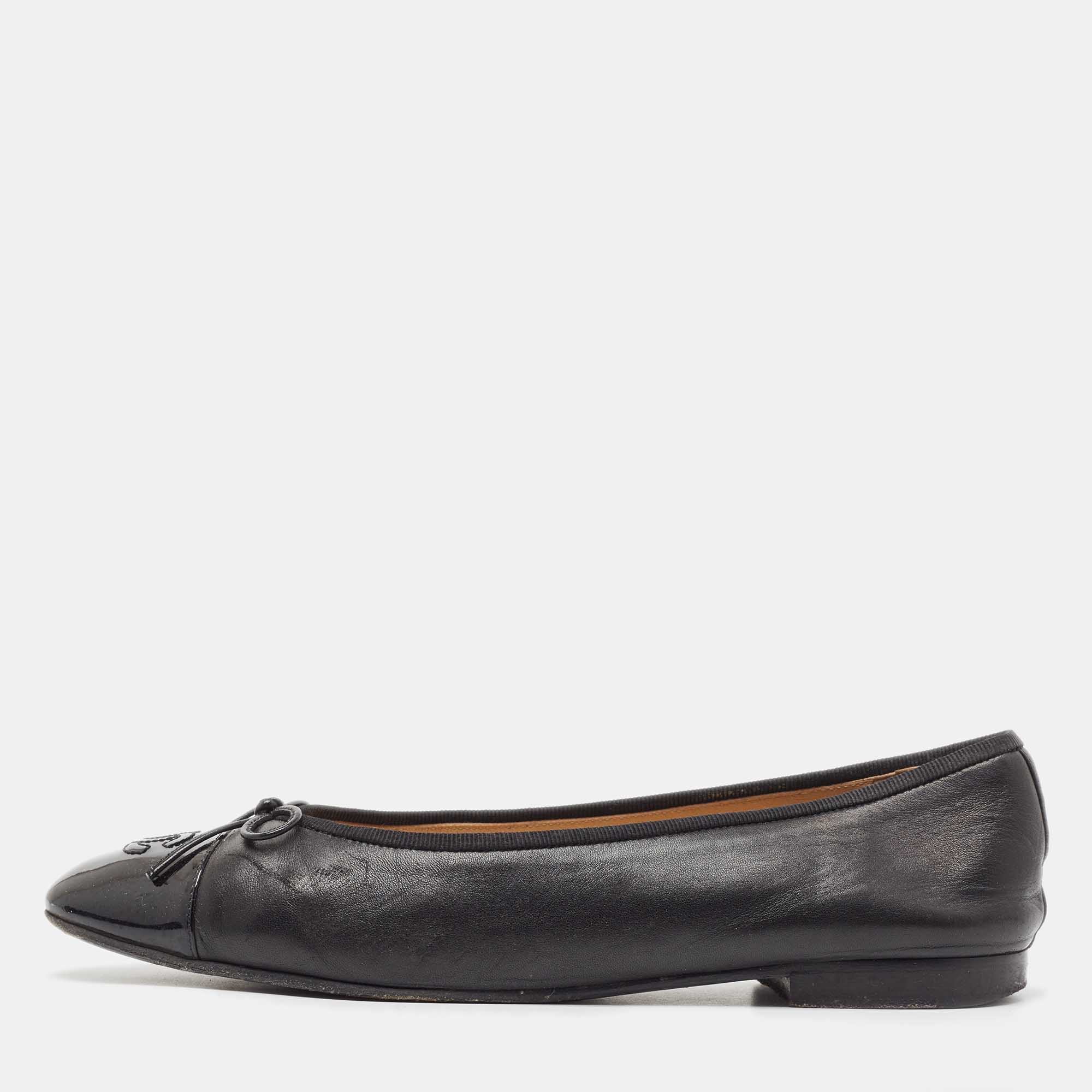 Pre Owned Chanel Black Patent and Leather CC Cap Toe Bow Ballet Flats Size 40.5