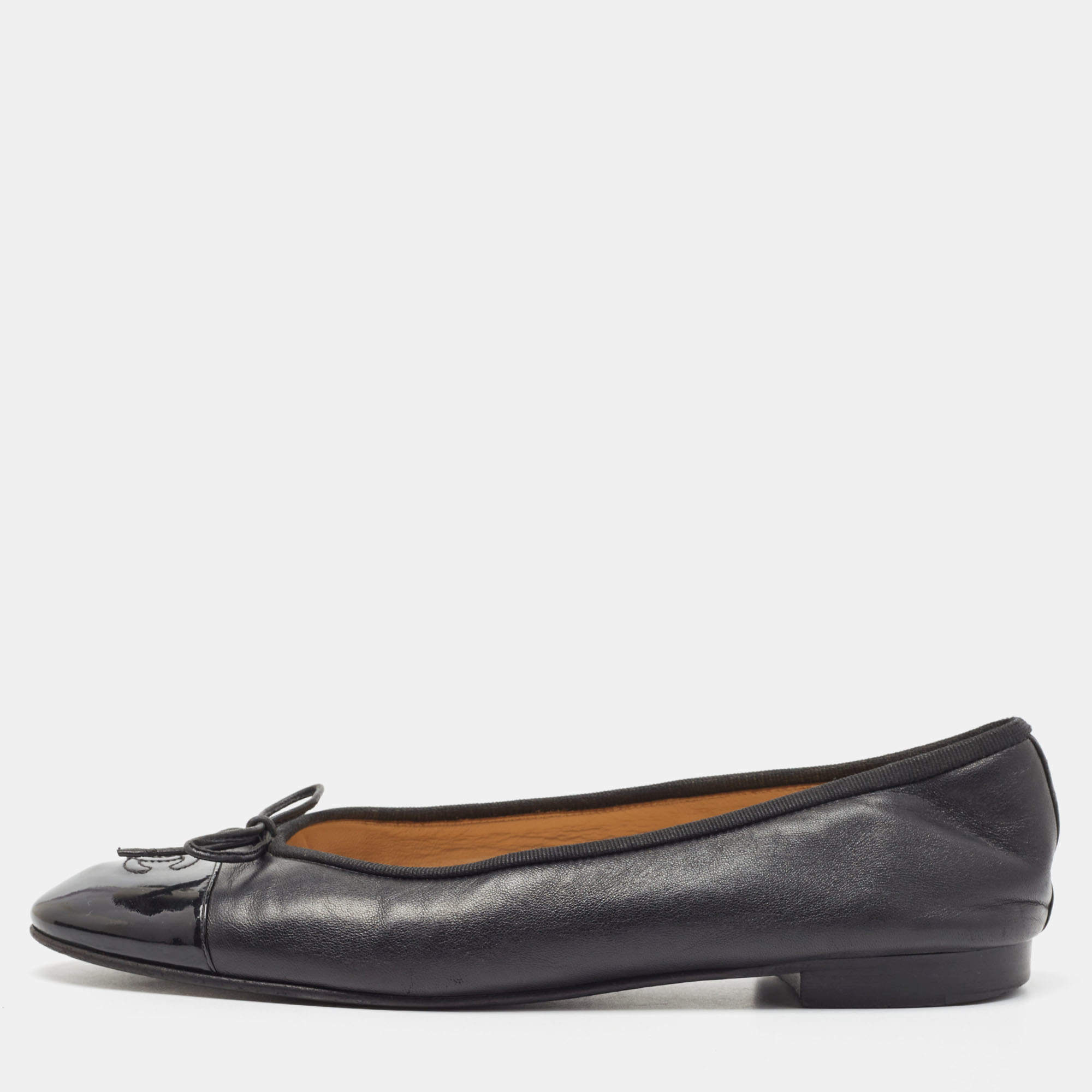 Pre Owned Chanel Black Leather and Patent CC Cap Toe Bow Ballet Flats Size 40