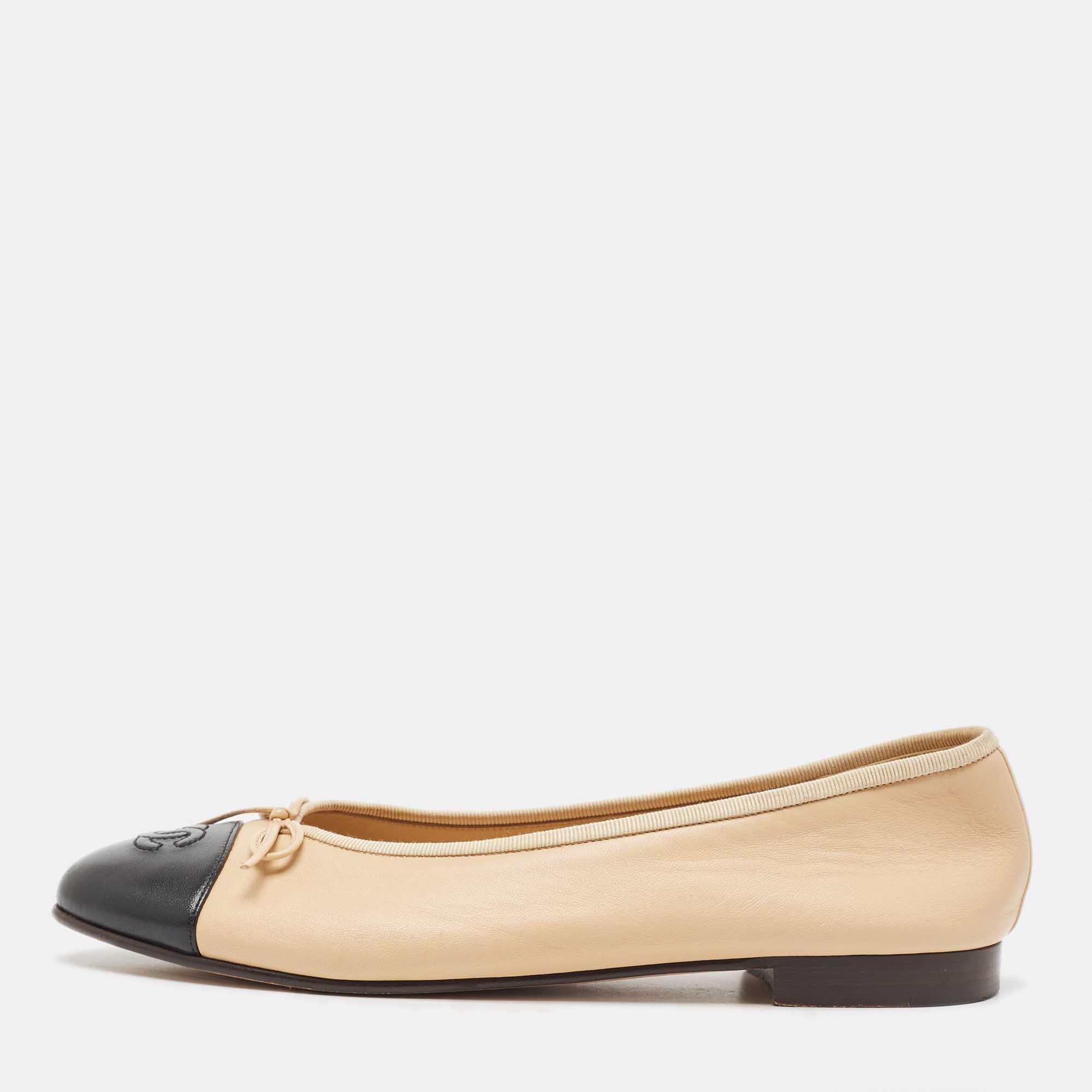 مملوكة مسبقًا Chanel Beige/Black Leather CC Cap Toe Bow Ballet Flats Size 40