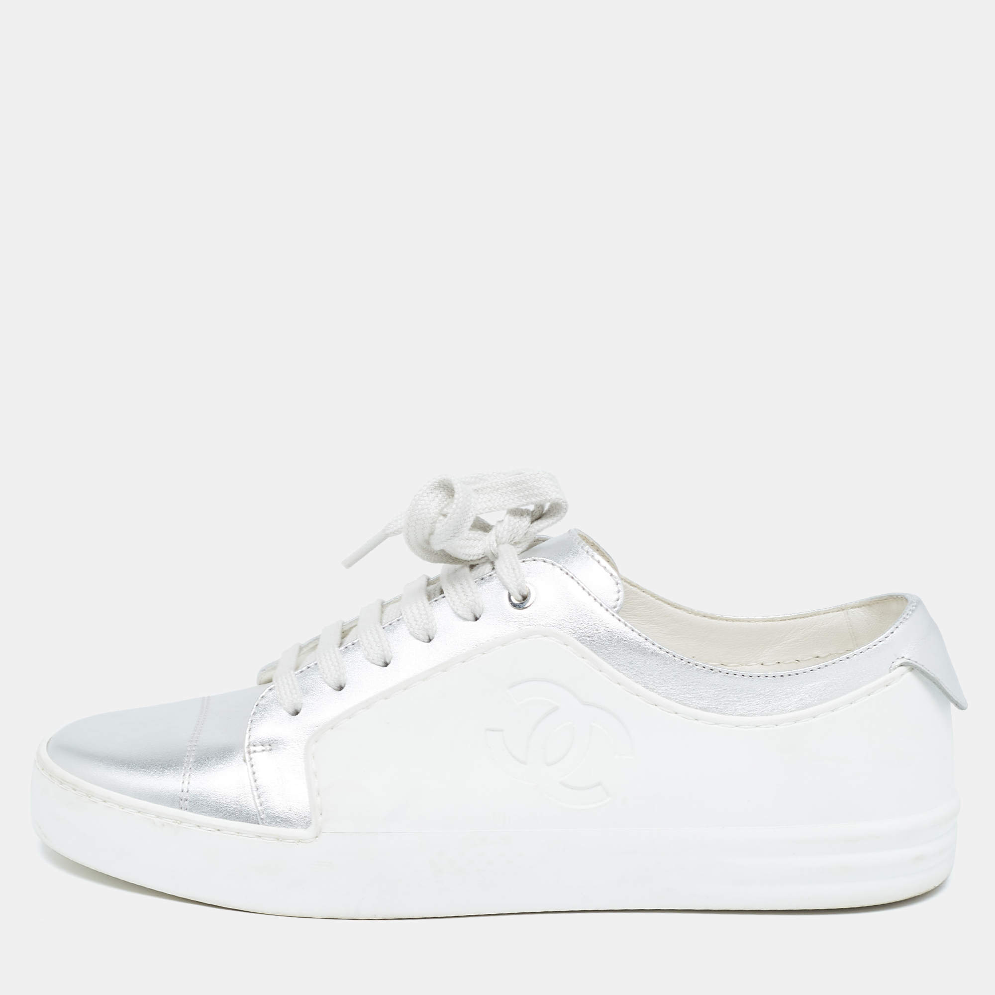 Pre Owned Chanel White/Silver Leather and Rubber Low Top Sneakers Size 39