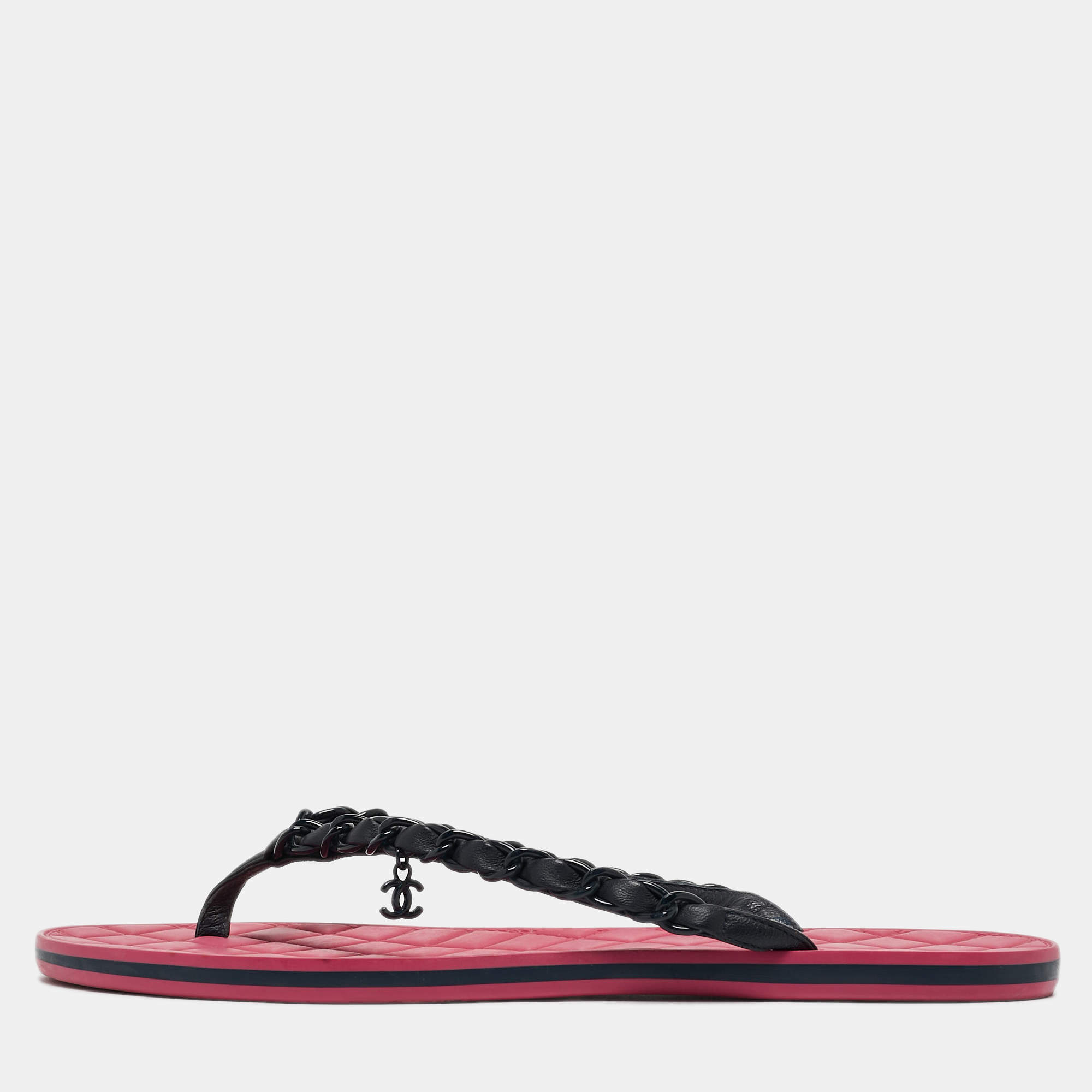 مملوكة مسبقًا Chanel Black Leather Chain Link Thong Flat Slides Size 39.5  