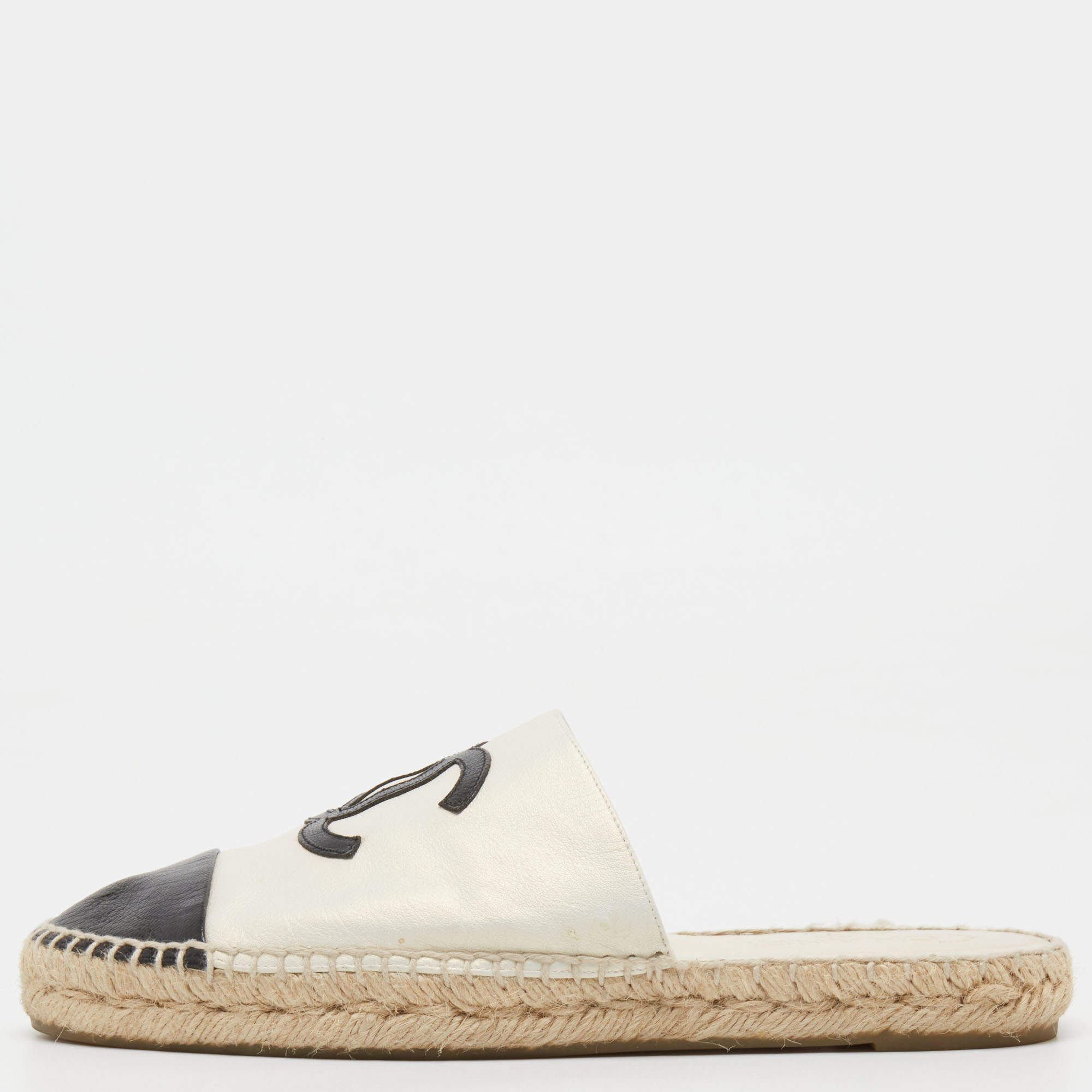 مملوكة مسبقًا Chanel Black/White Leather CC Cap Toe Espadrille Flat Mules Size 41