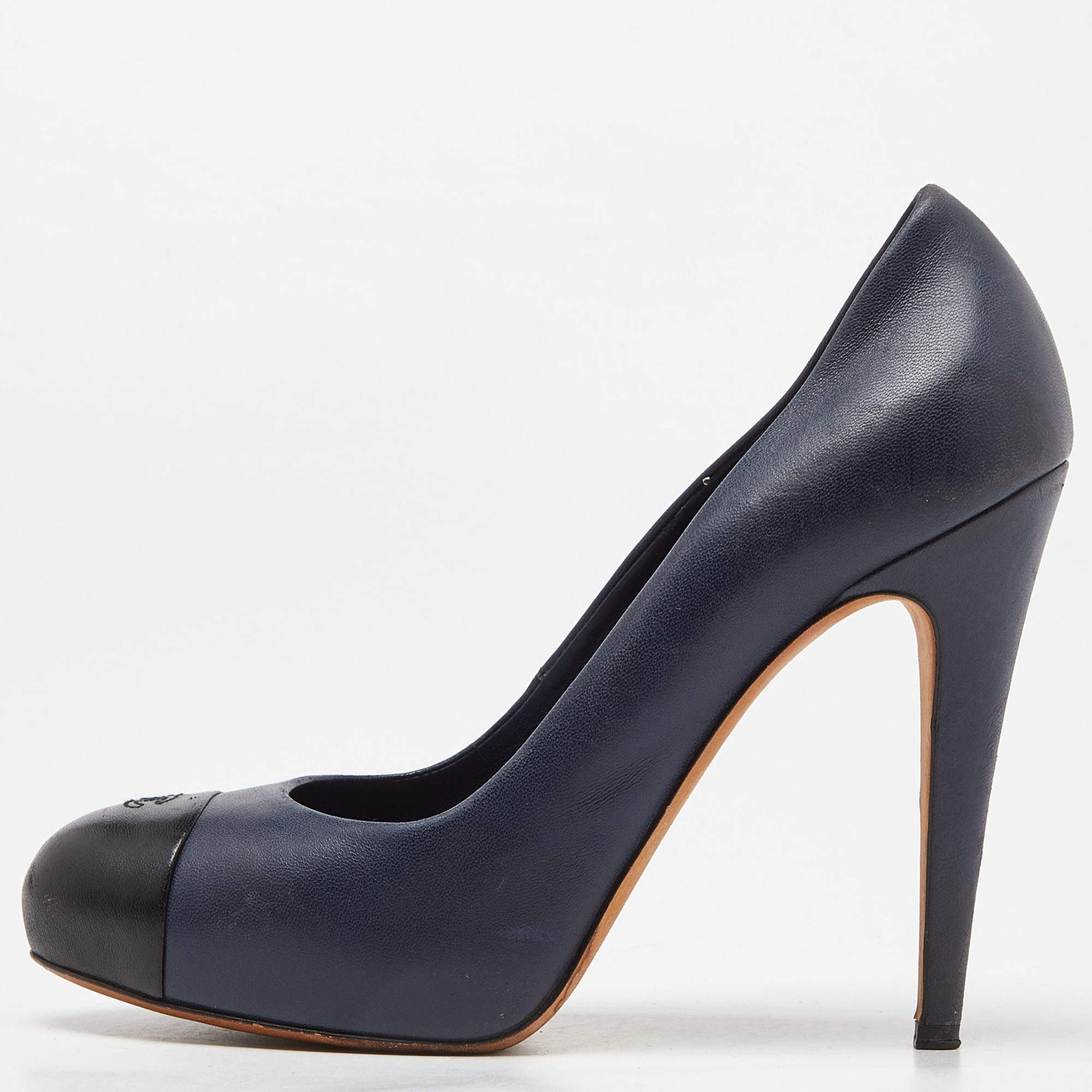 Pre Owned Chanel Blue/Black Leather CC Cap Toe Pumps Size 40