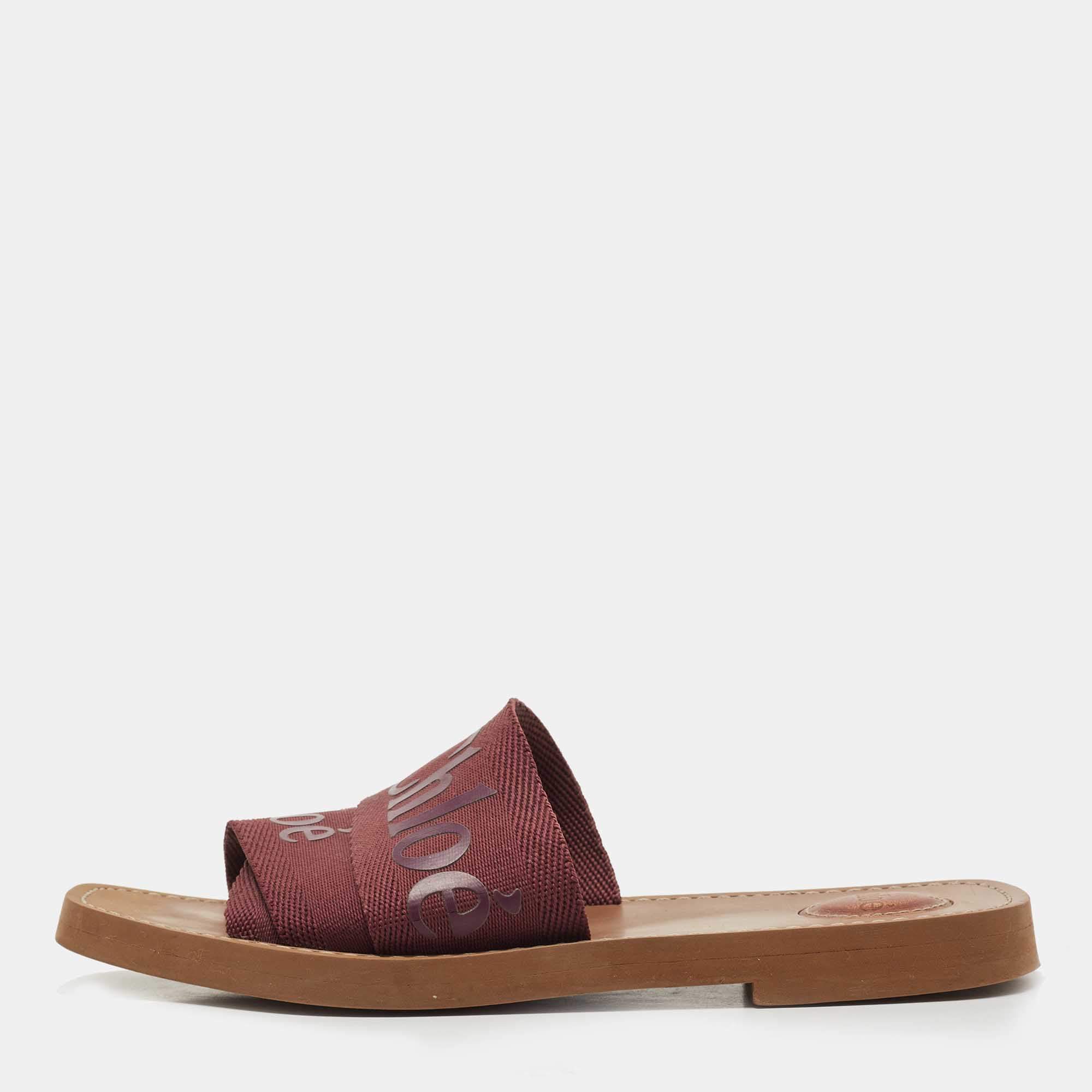 مملوكة مسبقًا Chloe Burgundy Canvas Logo Woody Flat Slides Size 38
