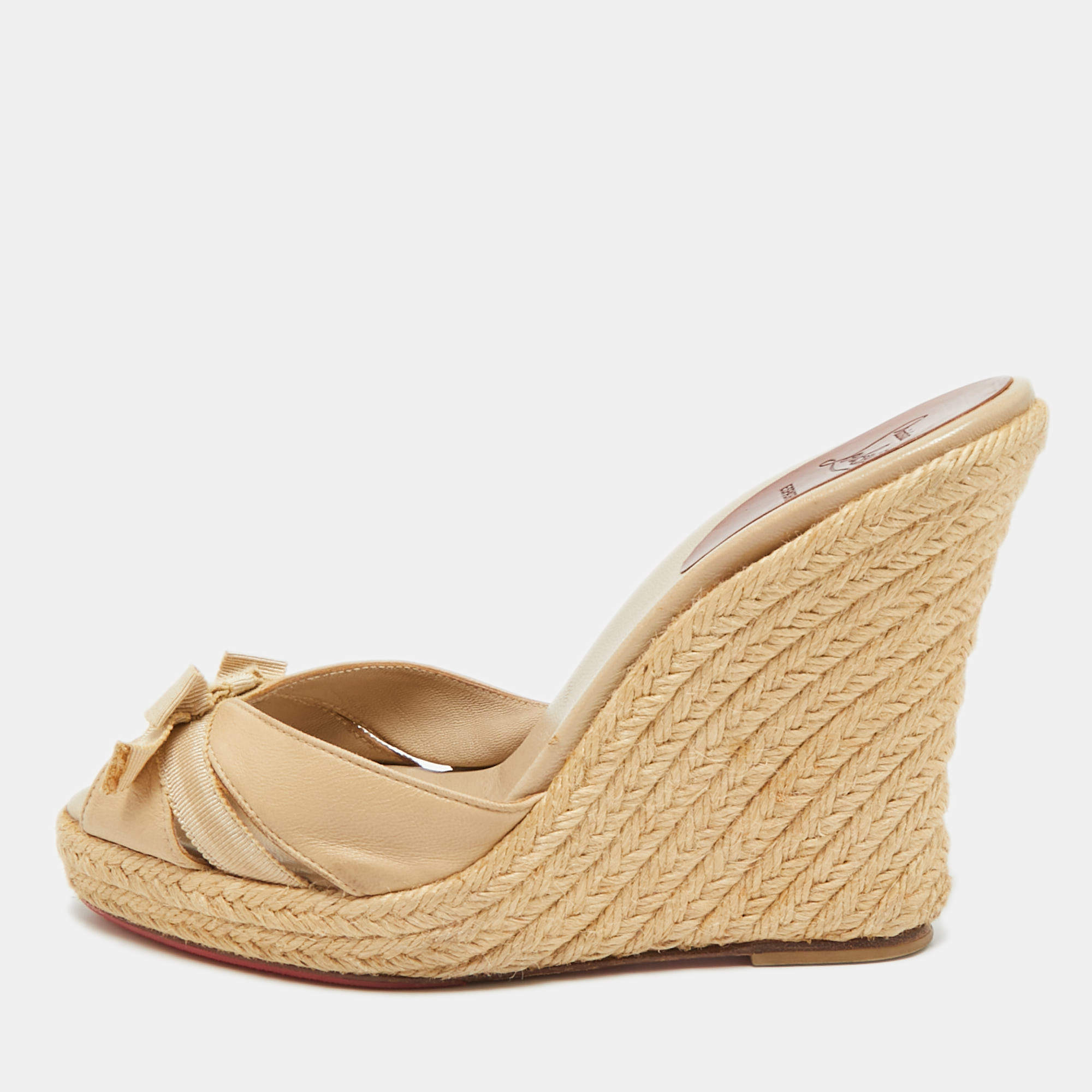 مملوكة مسبقًا Christian Louboutin Ribbon Size 39 Beige Leather Wedge Sandals