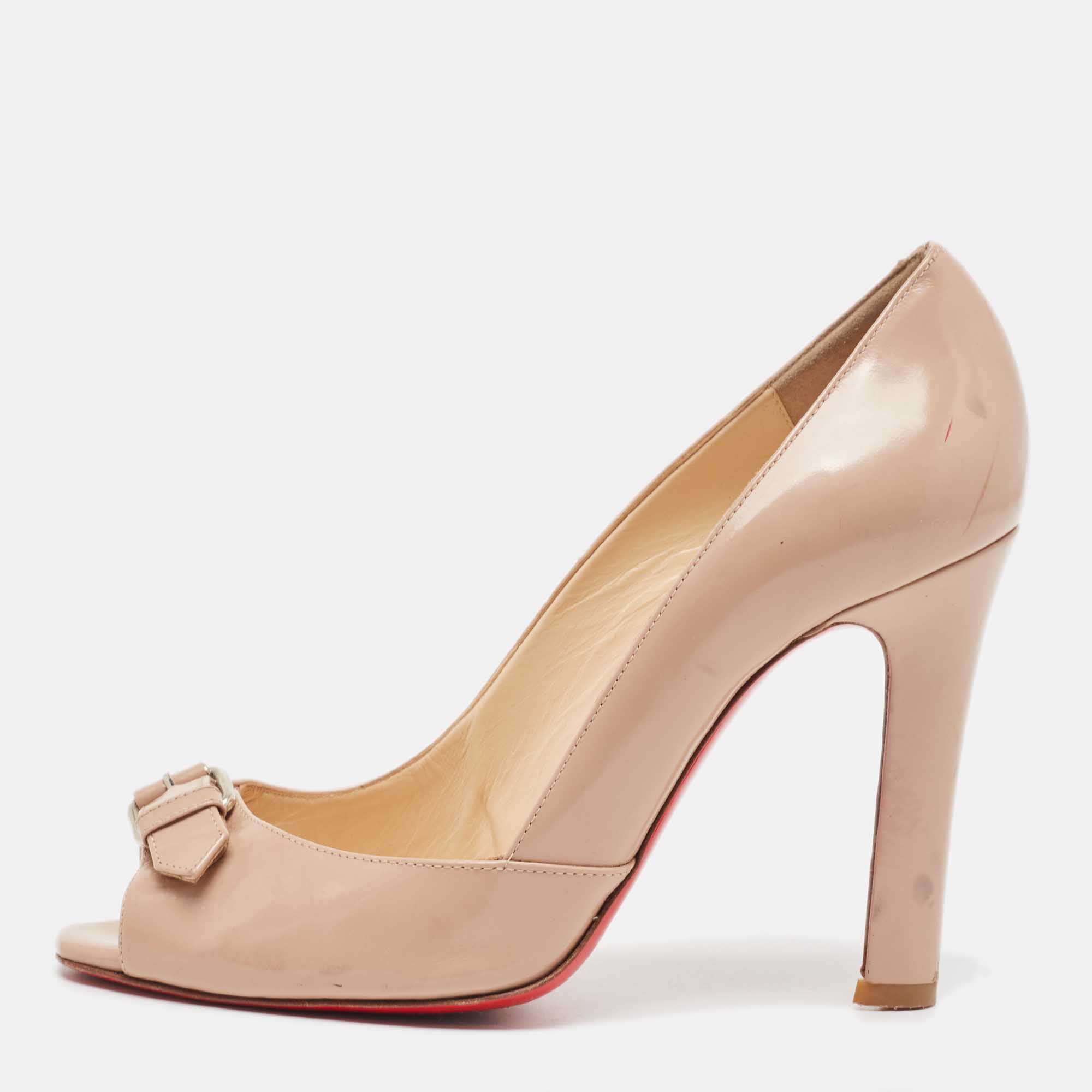 Pre Owned حذاء كعب عالي كريستيان لوبوتان جلد بيج لامع بإبزيم مقدمة مدببة مقاس 37.5