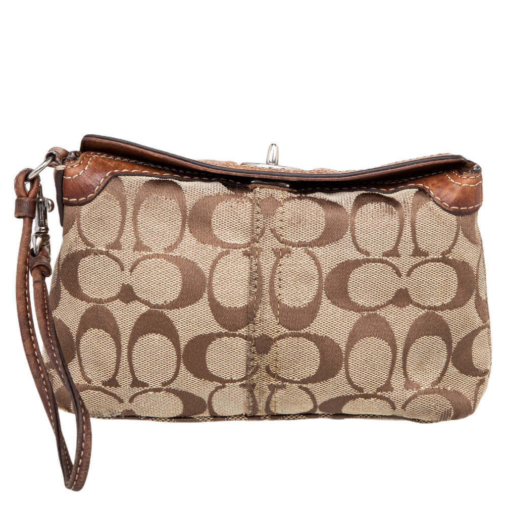 Pre Owned حقيبة كوتش كانفاس بالشعار وجلد بنية بقفل دوار وحمالة معصم 