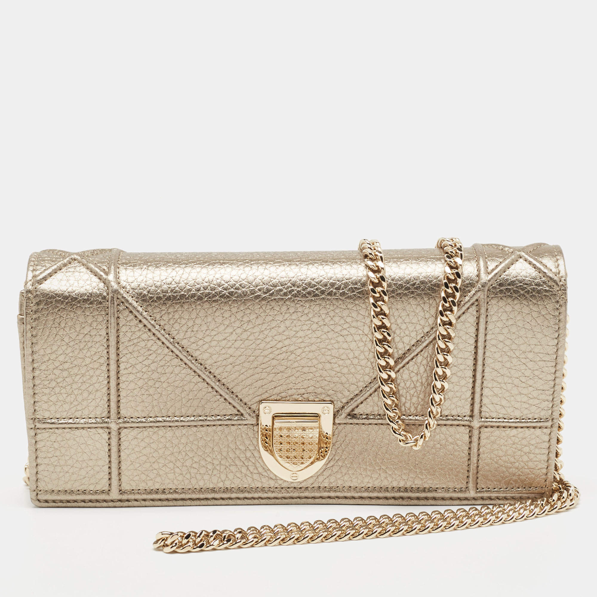 مملوكة مسبقًا محفظة ديور ديوراما جلد ذهبي ميتاليك بسلسلة