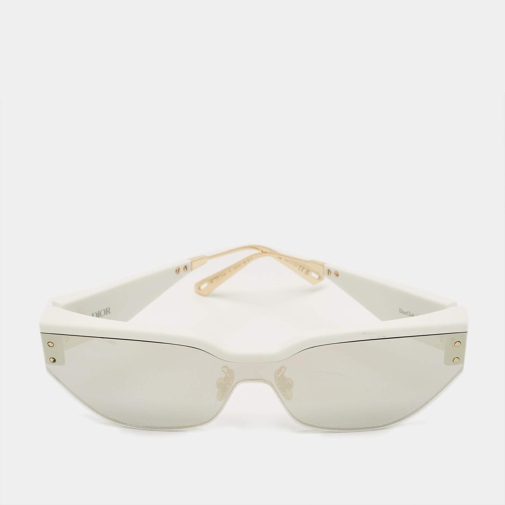 مملوكة مسبقًا ```json
{"name": "Dior White/Grey Mirrored 51A4 DiorClub M3U Cat Eye Sunglasses", "name_ar": "نظارة شمسية ديور 51A4 ديور كلوب M3U عين القطة مرآة أبيض/رصاصي"}
```