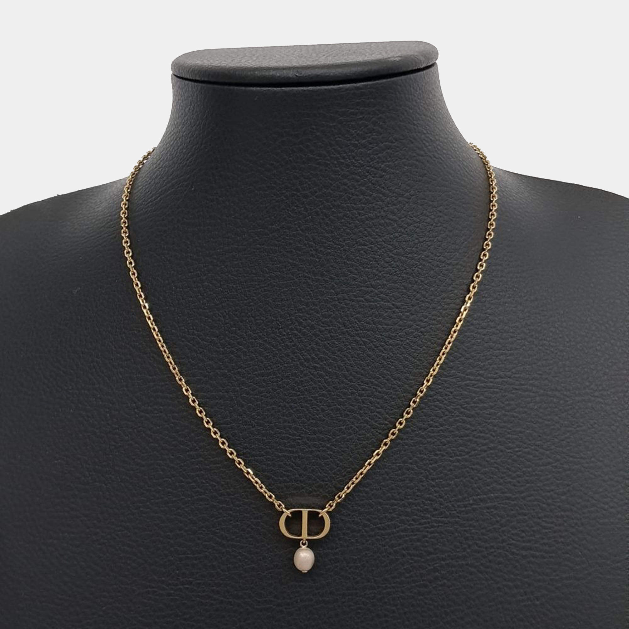 مملوكة مسبقًا Dior Gold Pearl Necklace