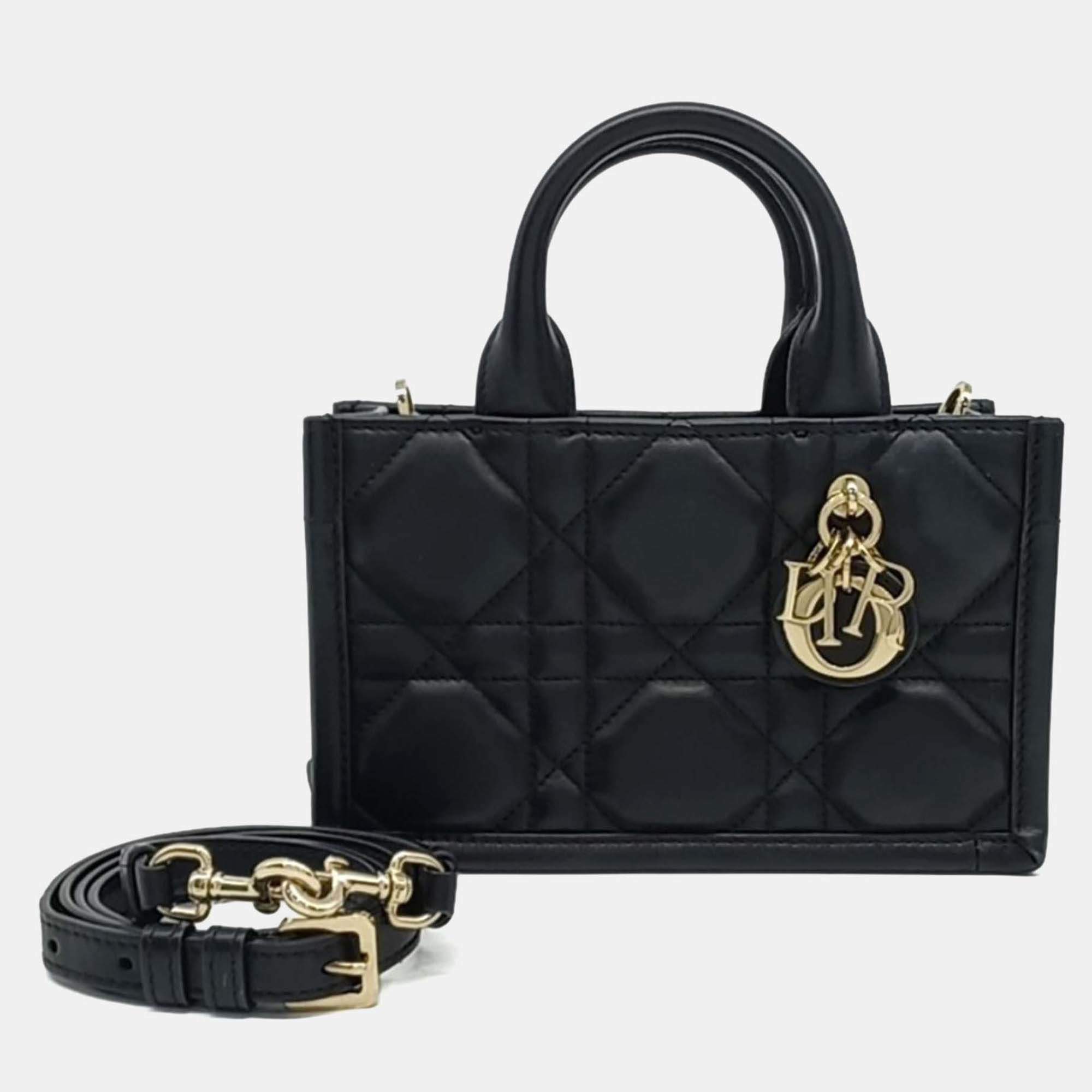 مملوكة مسبقًا حقيبة يد ديور كاناج جلد سوداء صغيرة بوك توت