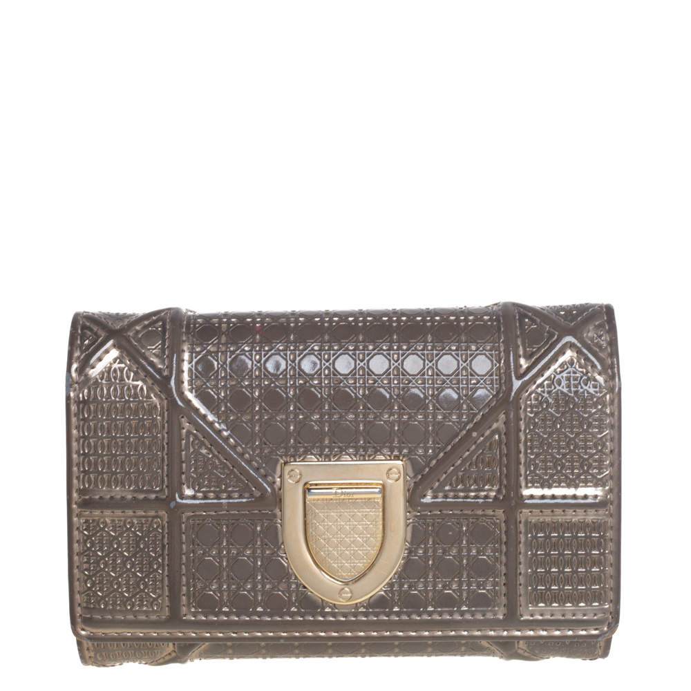 مملوكة مسبقًا Dior Metallic Beige Micro Cannage Patent Leather Diorama Trifold Wallet