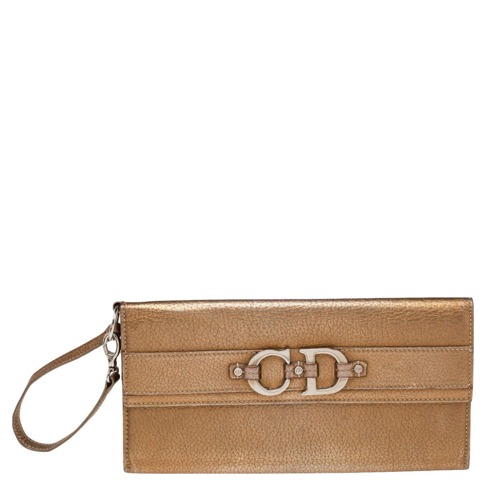 Pre Owned حقيبة كلتش ديور جلد مُحبب ذهبي ميتاليك مزين شعار الماركة سي دي ذات حمالة معصم