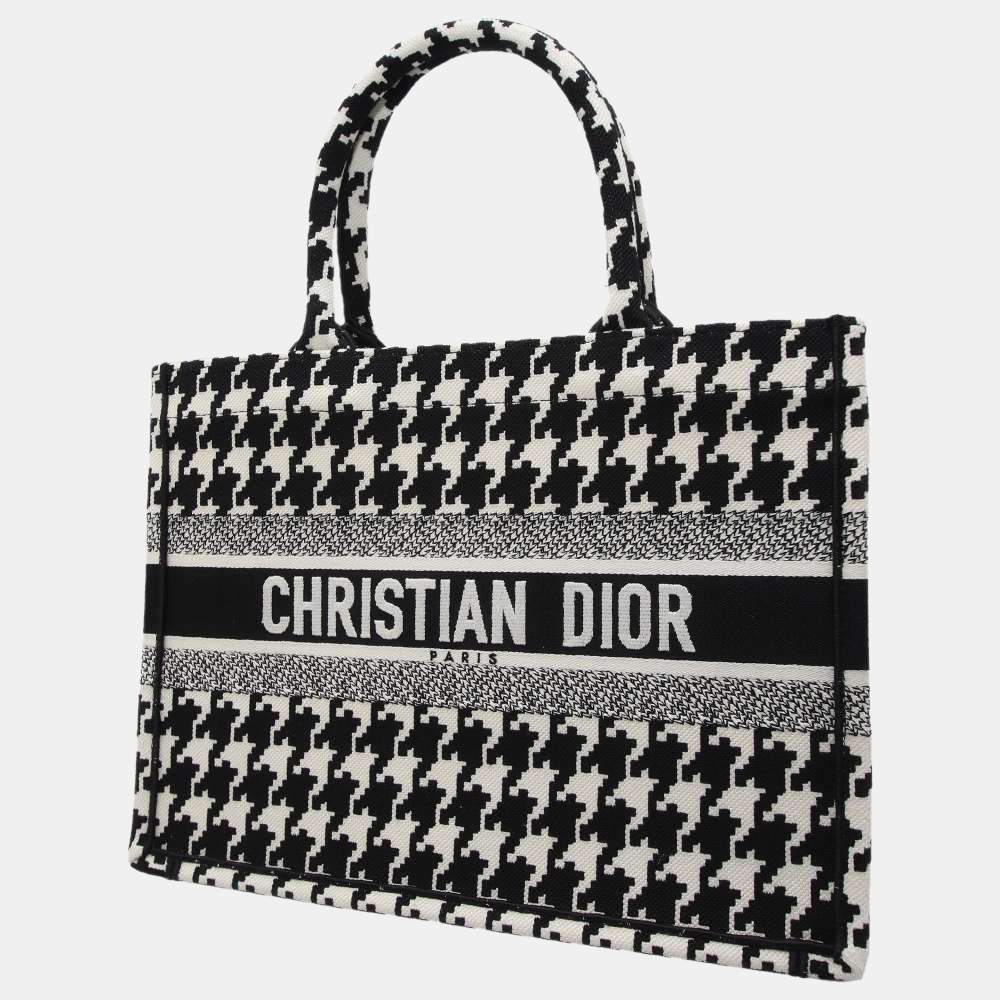 The Dior Book Tote macrocannage - News and Events - News & Défilés