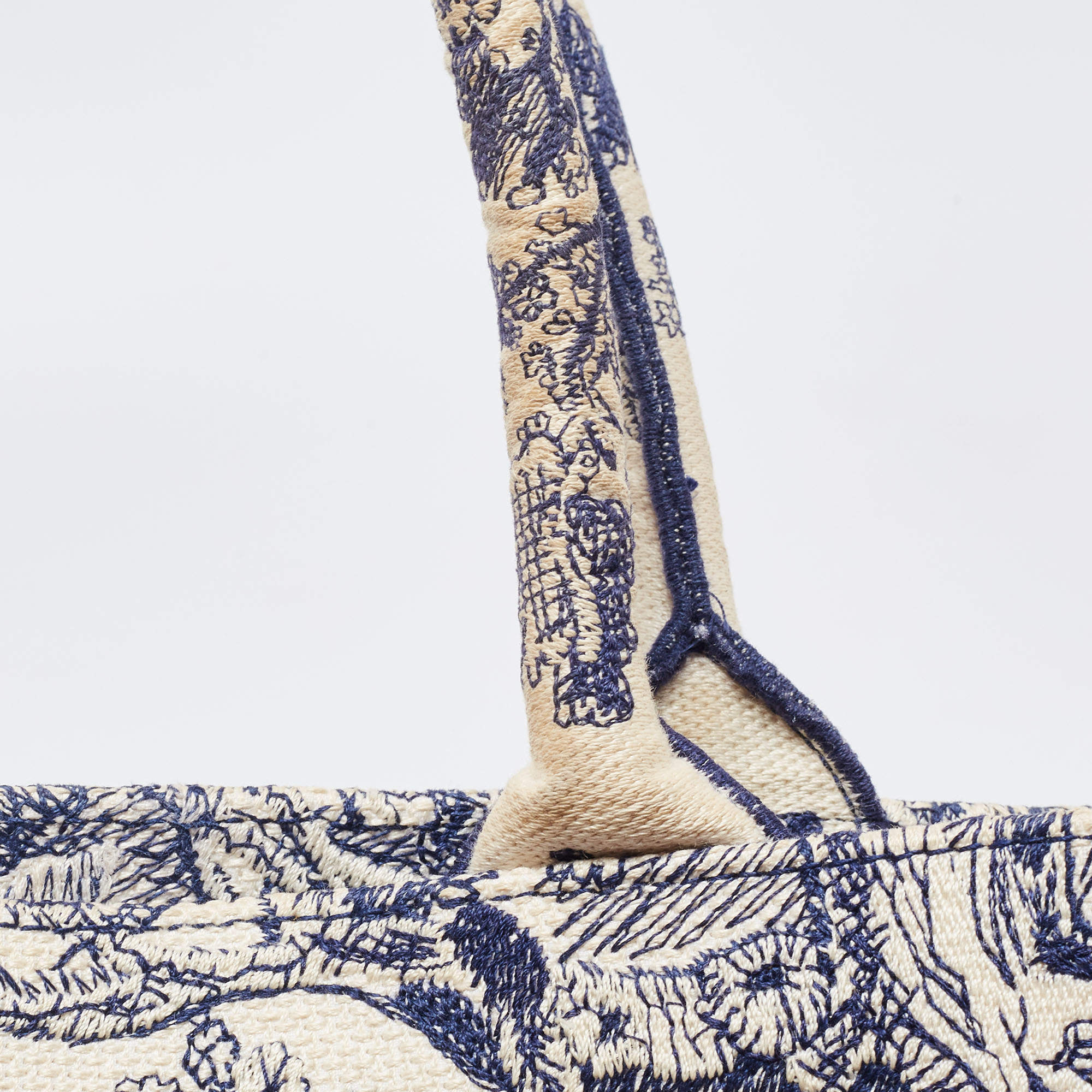 Dior - Small Dior Book Tote White and Navy Blue Toile de Jouy Embroidery (26.5 x 21 x 14 cm) - Women