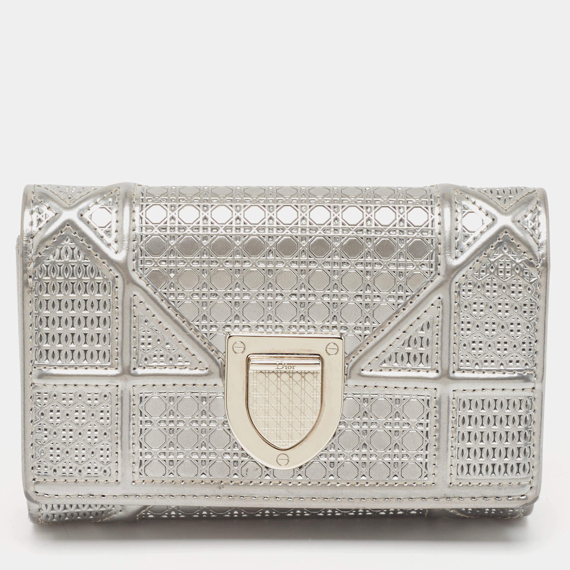 Pre Owned Dior Silver Cannage Patent Leather Diorama Trifold Wallet