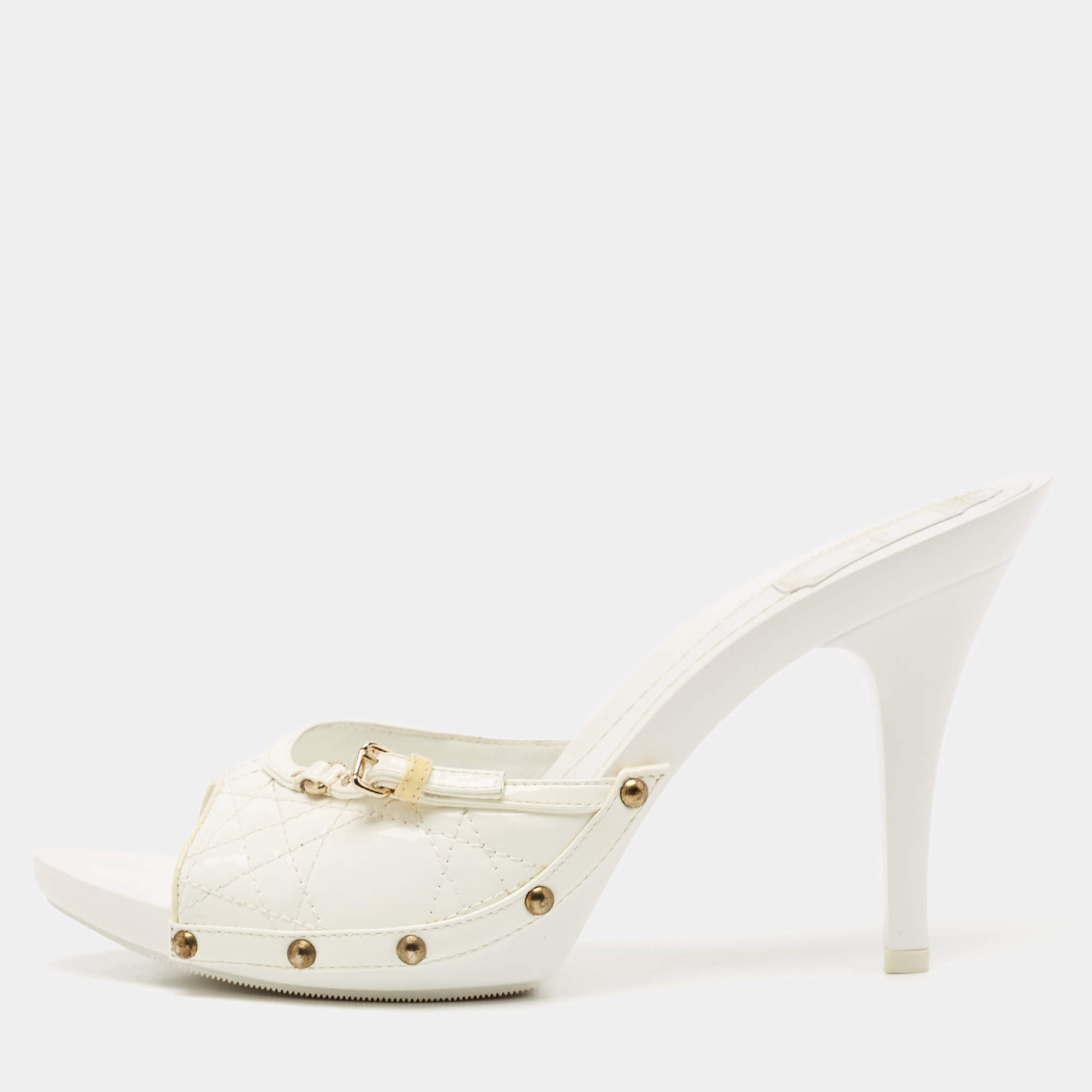 مملوكة مسبقًا Dior White Quilted Patent Leather Buckle Detail Open Toe Slide Sandals Size 41