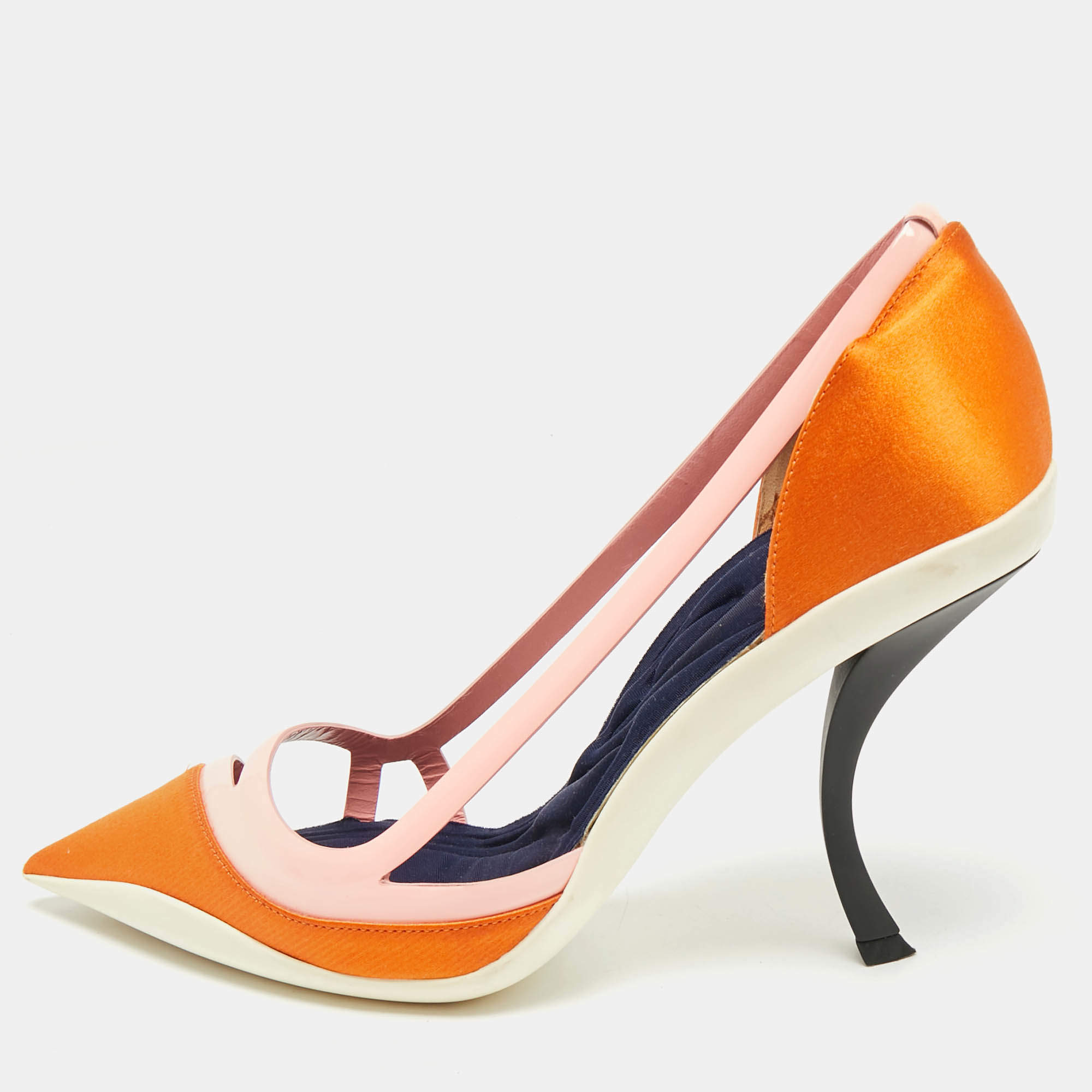 مملوكة مسبقًا حذاء كعب عالي ديور جلد لامع وساتان برتقالي ثنائي اللون كعب متقوس مقدمة مدببة مقاس 37.5 