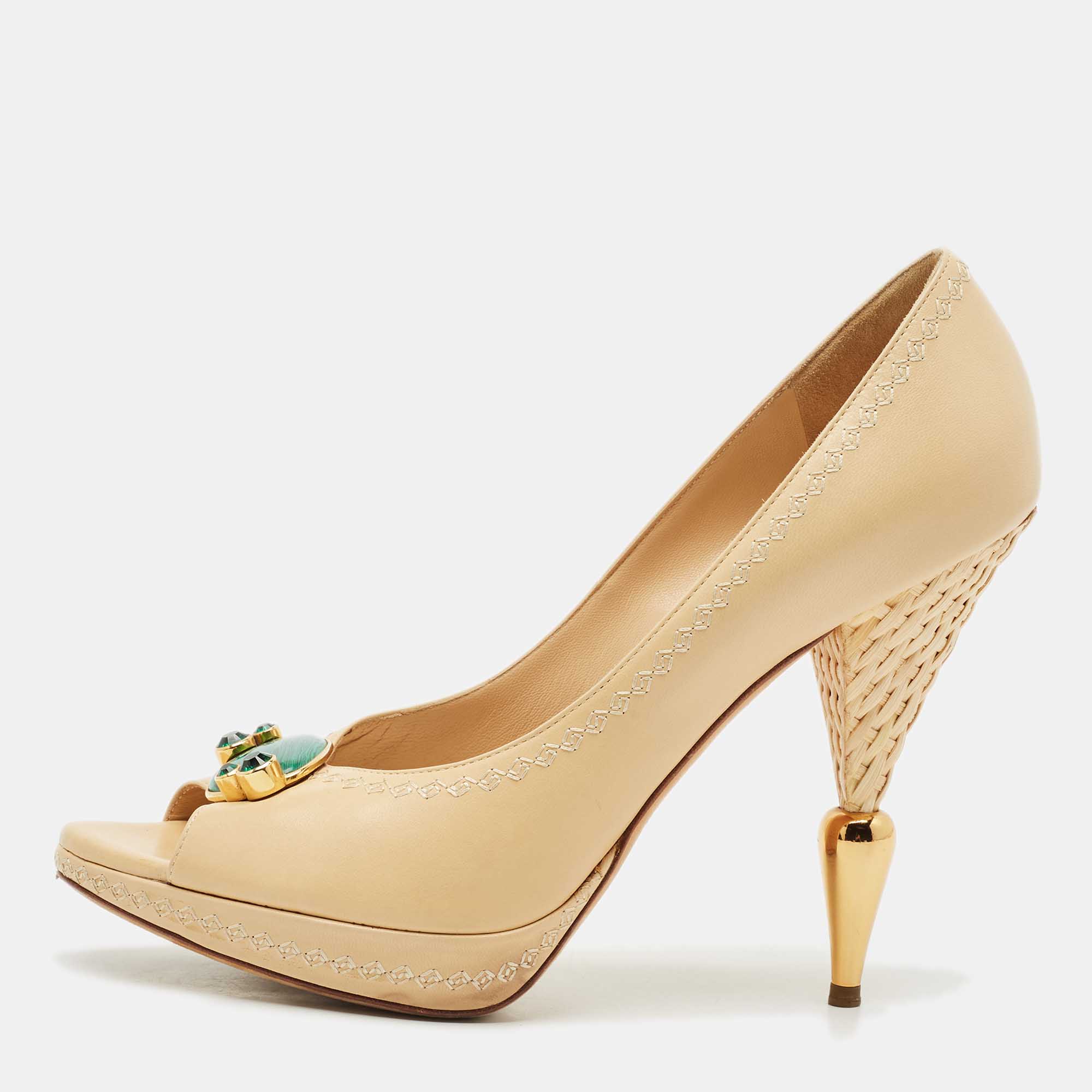 مملوكة مسبقًا حذاء كعب عال ديور جلد كريمي مزين رافيا مقدمة مفتوحة مقاس 40.5