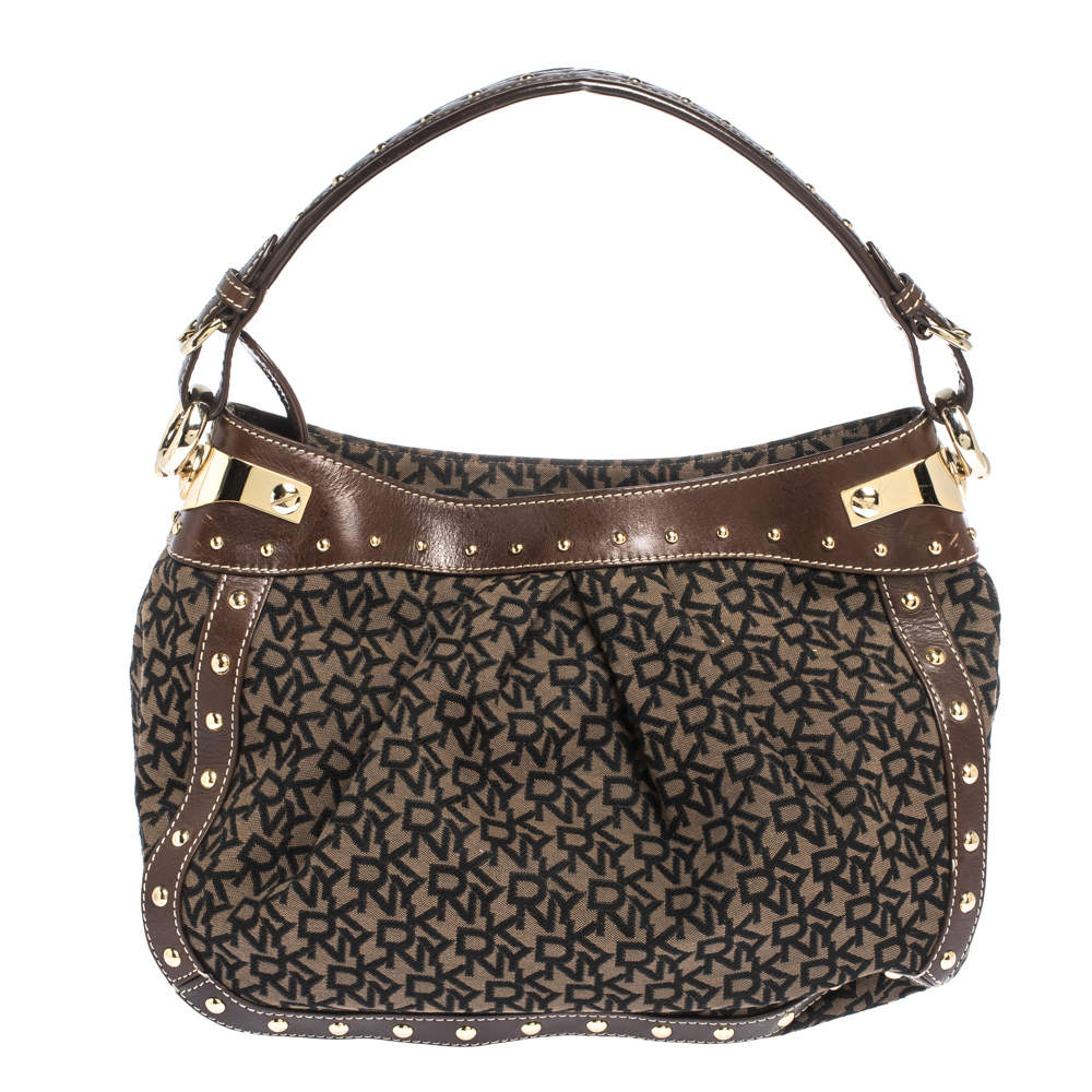 مملوكة مسبقًا حقيبة هوبو دي كيه إن واي مرصعة جلد و كانفاس مطبوع بشعار الماركة بني و أسود 