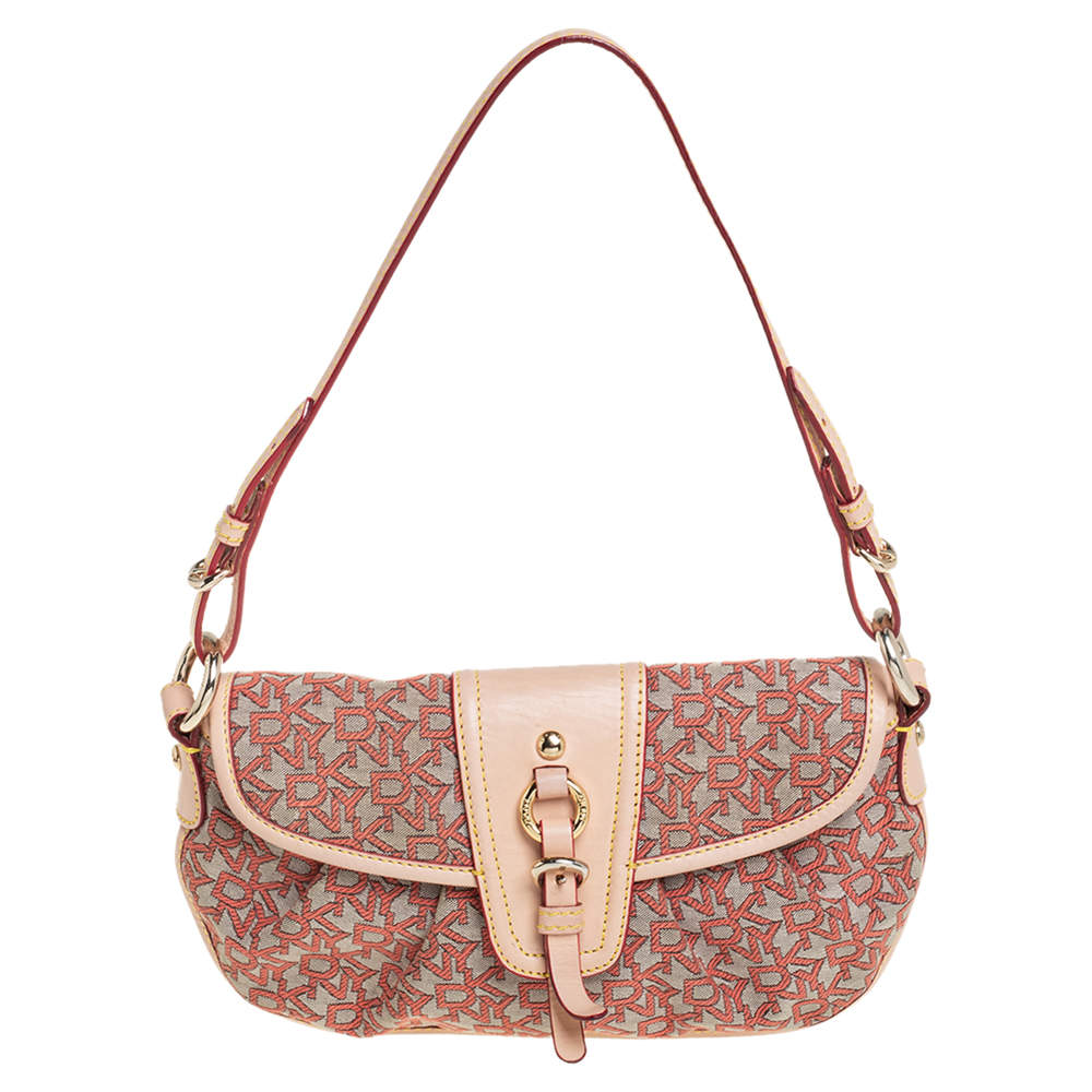 مملوكة مسبقًا حقيبة دي كي ان واي باغيت جلد وكانفاس بيج بالشعار