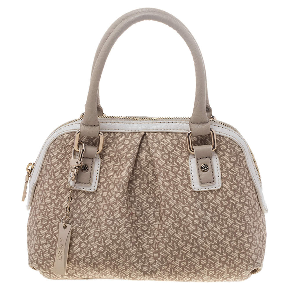 Pre Owned حقيبة ساتشل دي كي أن واي قبة جلد وكانفاس مقوى مميز أبيض/ بيج 