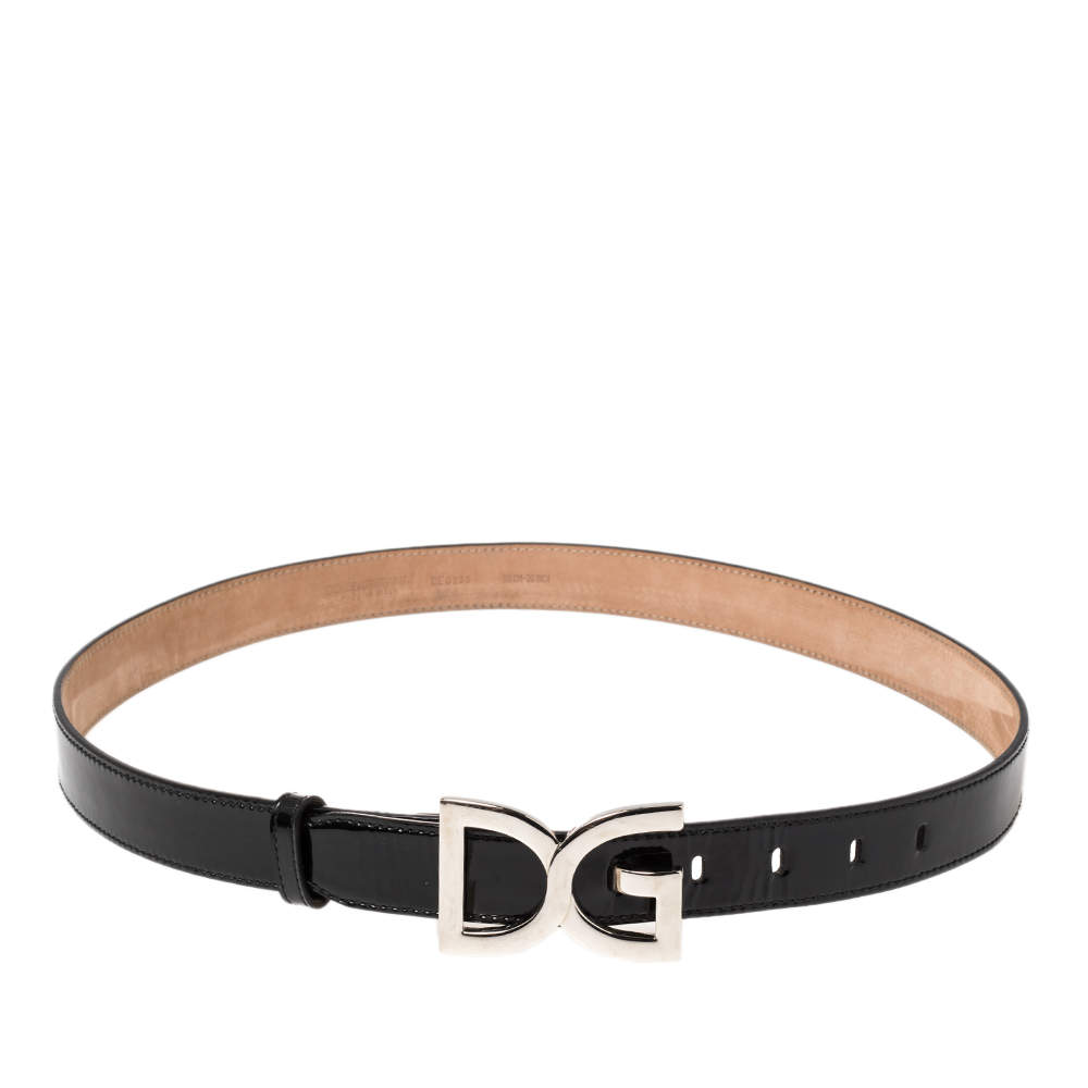 مملوكة مسبقًا حزام دولتشي أند غابانا جلد أسود لامع بإبزيم الشعار 90 سم