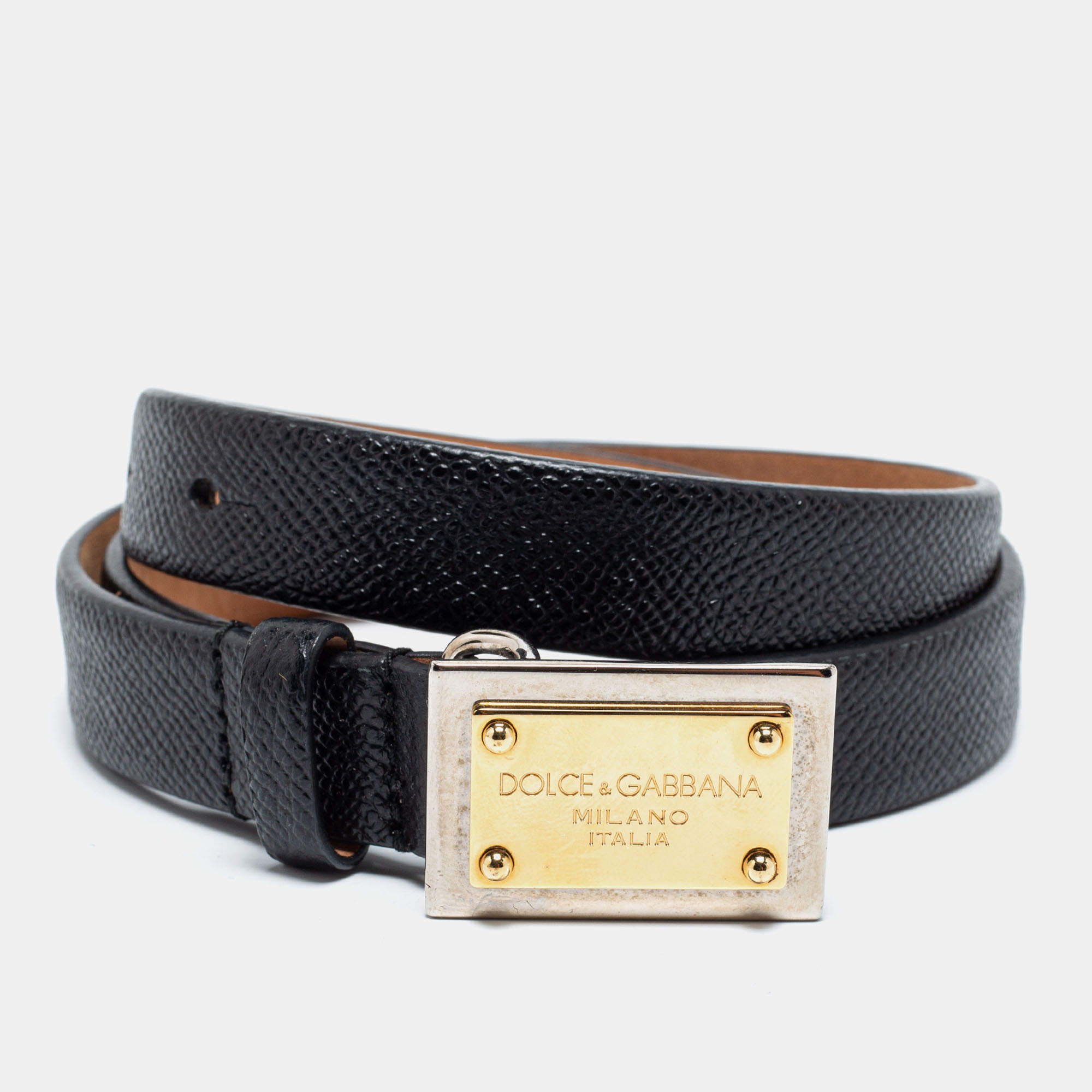 مملوكة مسبقًا حزام دولتشي أند غابانا جلد أسود مزين لوحة شعار الماركة 75 سم