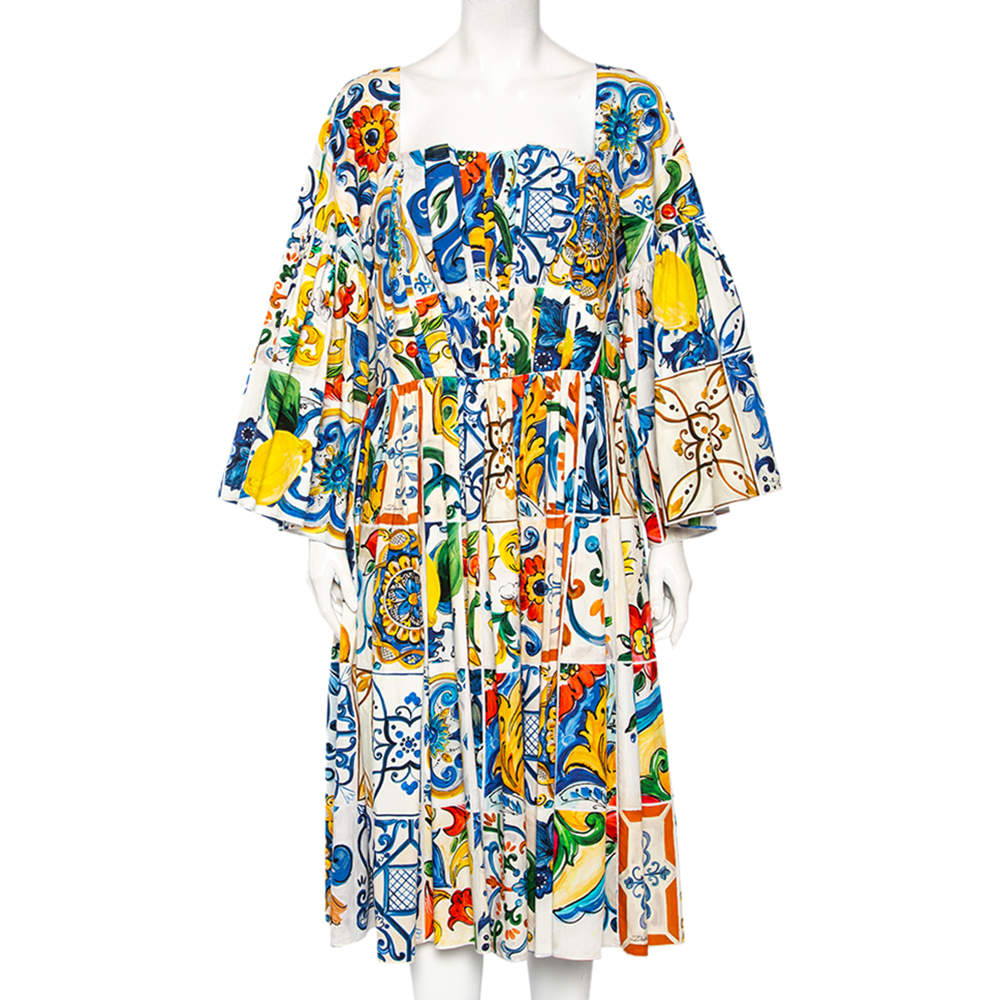 فستان ميدي دولتشي أند غابانا بقطن مطبوع ماجوليكا متعدد الألوان بطيات وخط رقبة واسع مقاس كبير - لارج
