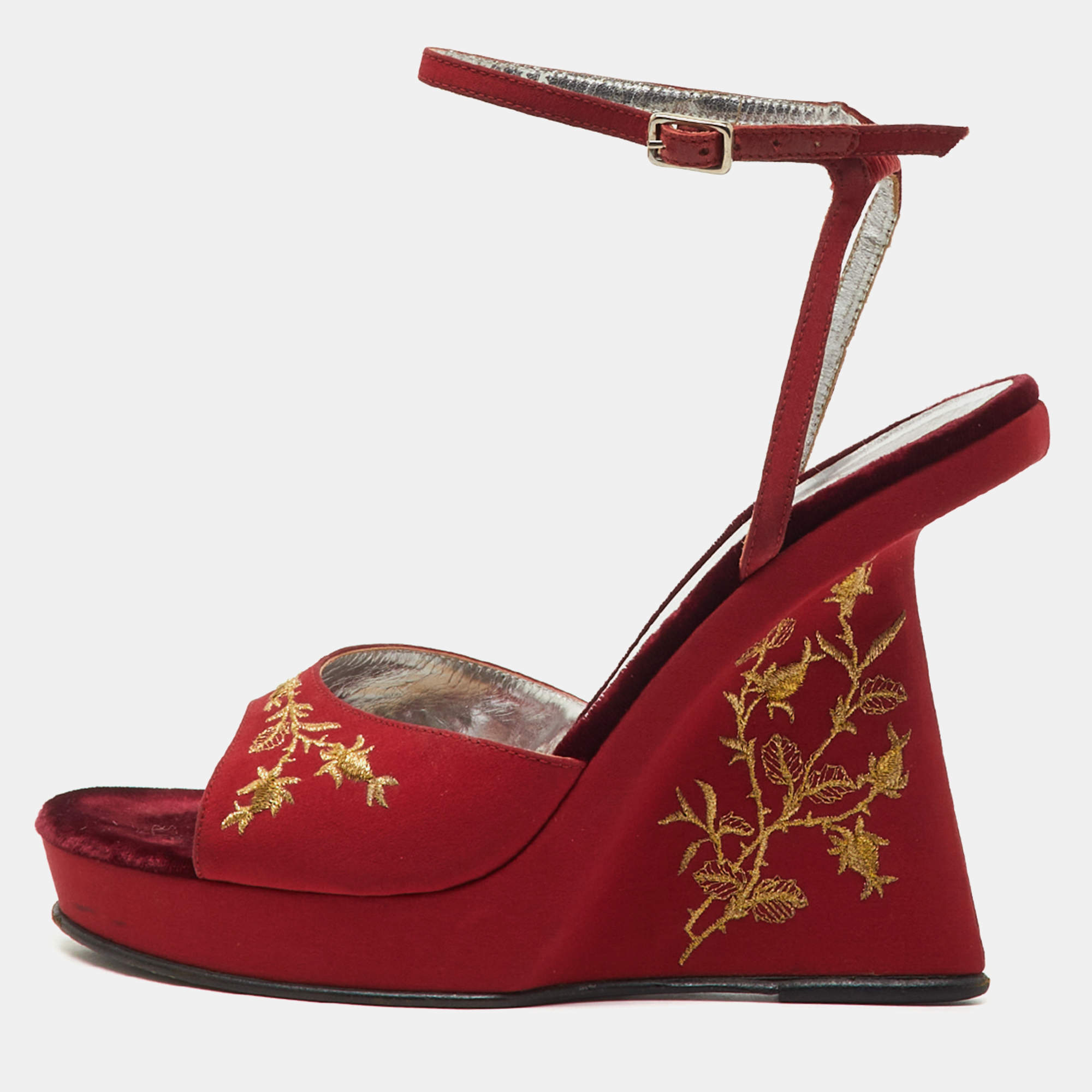 مملوكة مسبقًا صندل دولشي أند غابانا بفتحة كاحل قماش أحمر مزين بتطريز وكعب إسفين مقاس 36