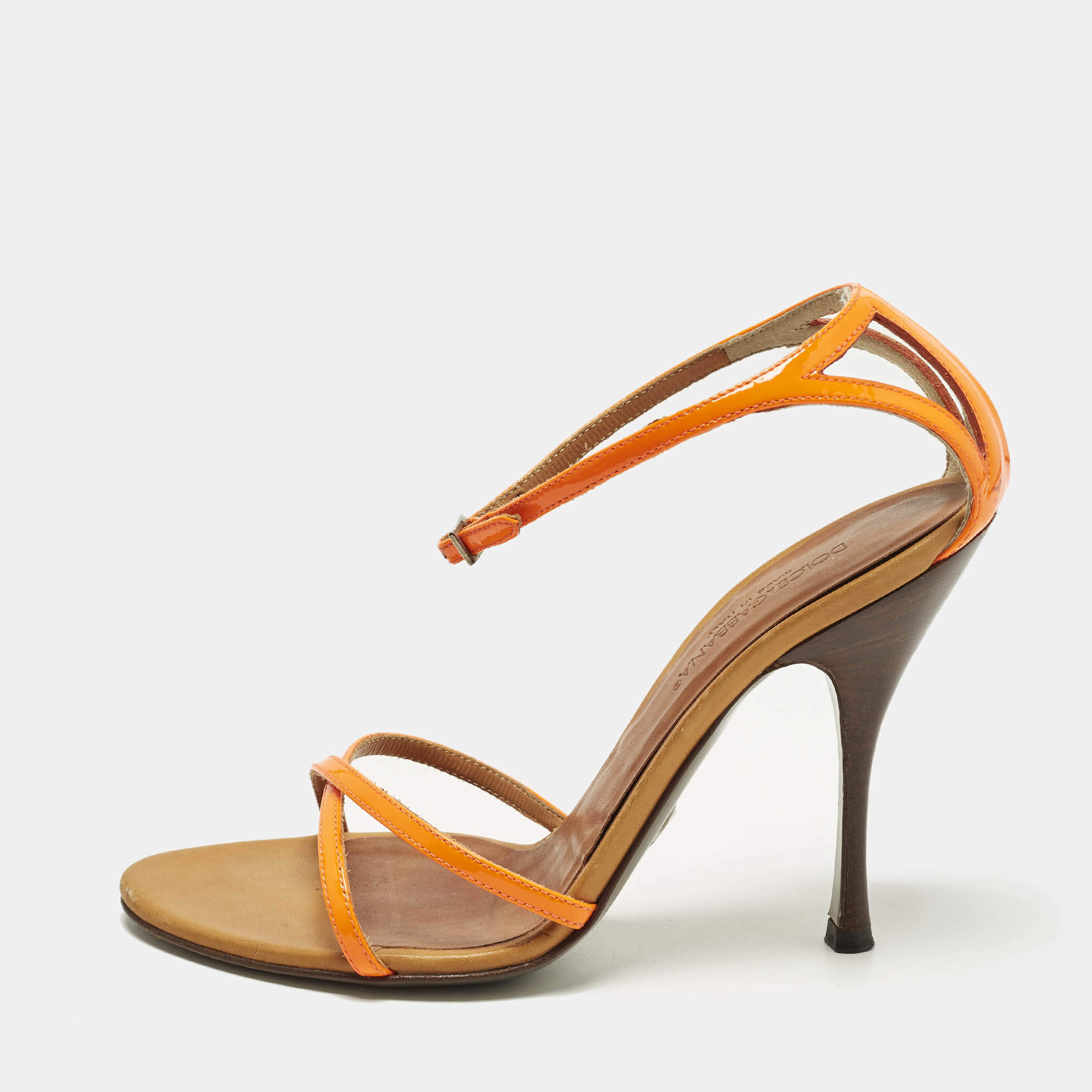 مملوكة مسبقًا صندل بحزام عند الكاحل دولتشي أند غابانا جلد لامع برتقالي نيون مقاس 37.5