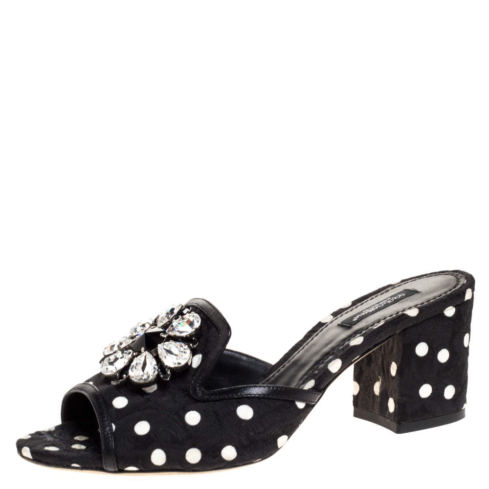Pre Owned صندل دولتشي أند غابانا مزخرف كريستال قماش بروكاد مطبوع بولكا دوت أبيض و أسود مقاس 39