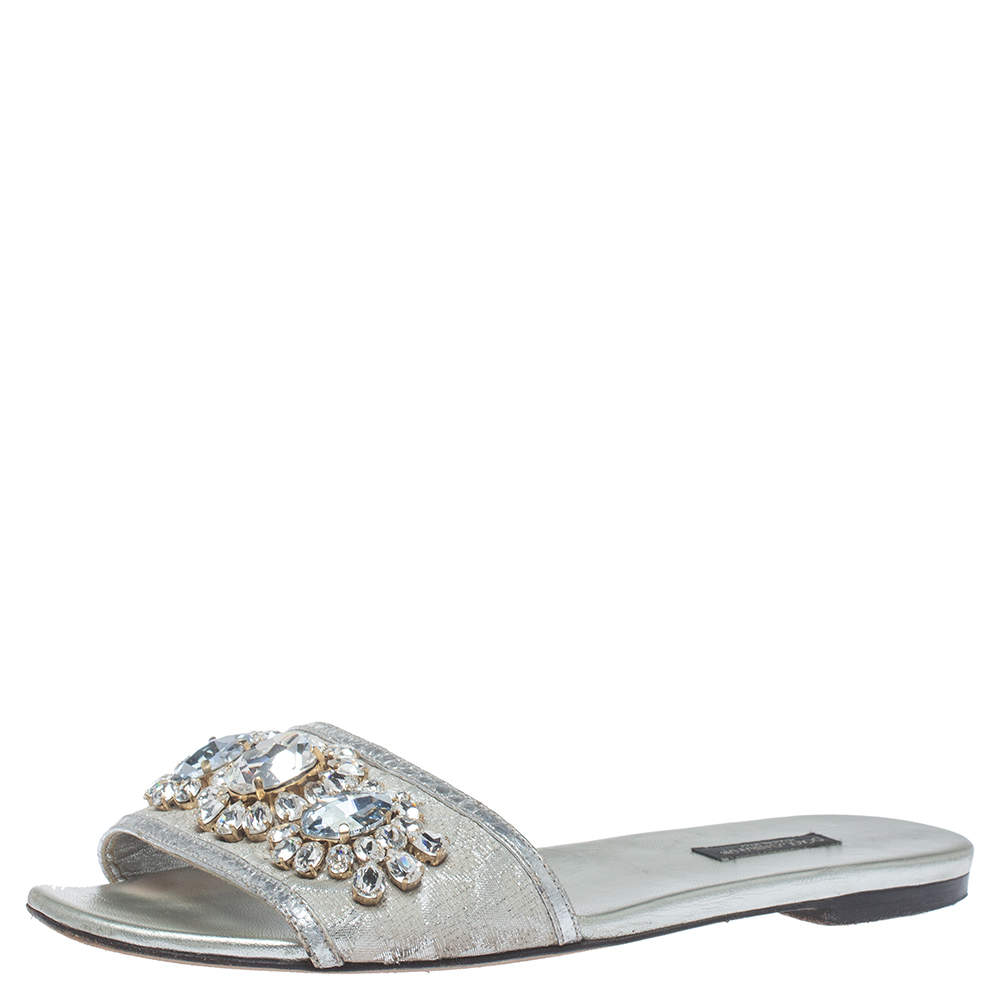 مملوكة مسبقًا صندل سلايد دولتشي أند غابانا قماش فضي مزركش مزخرف كريستال مقاس 38