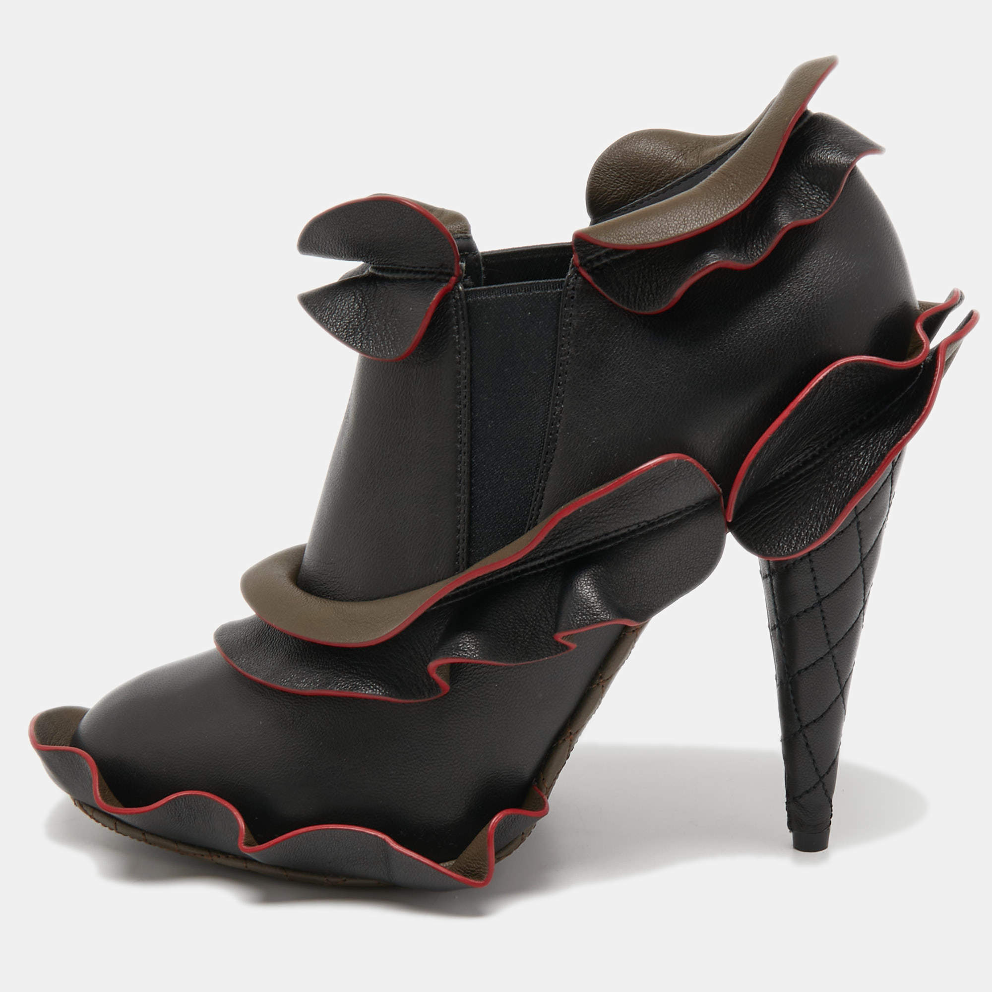 مملوكة مسبقًا Fendi Black/Grey Leather Ruffled Booties Size 40