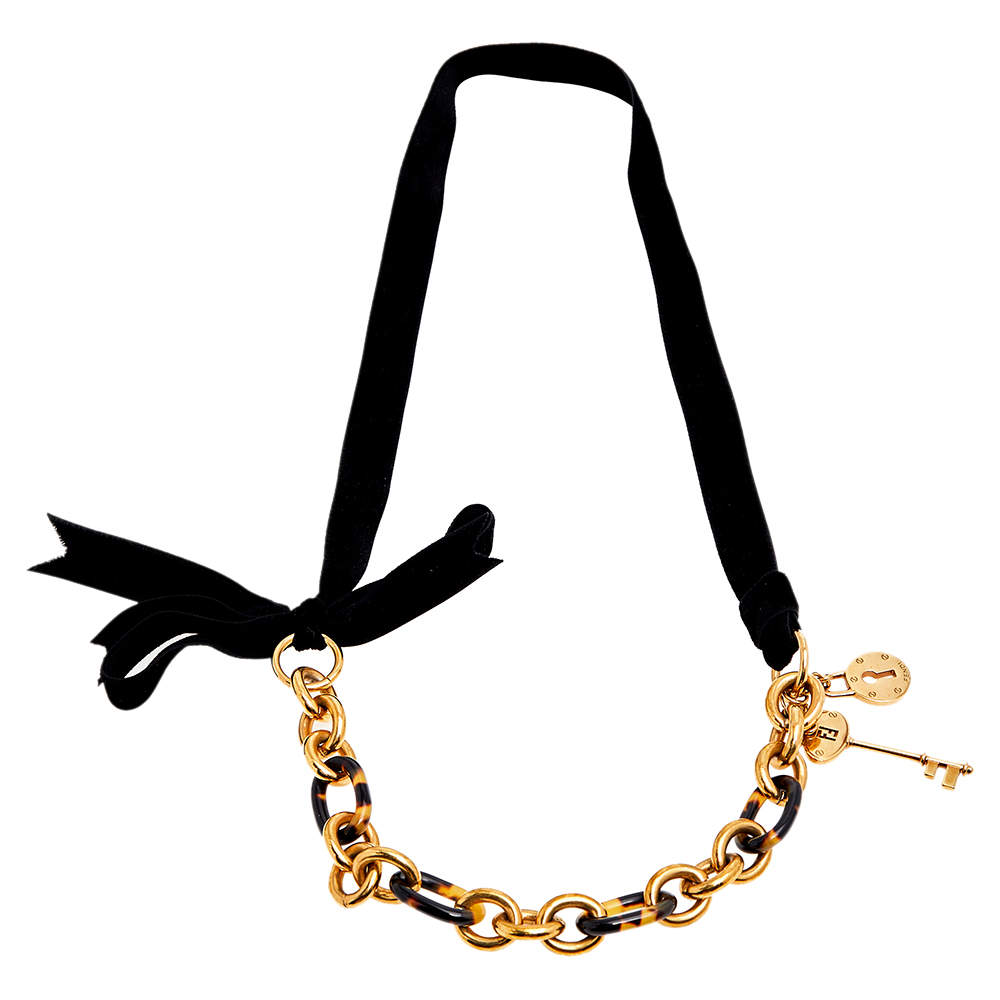 مملوكة مسبقًا قلادة فندي قفل ومفاتيح ذهبي اللون بشريط