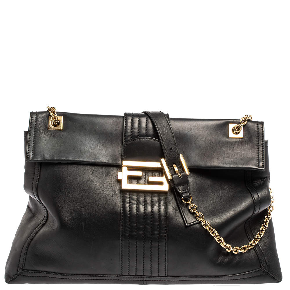 مملوكة مسبقًا حقيبة كتف فندي ماكسي باغويت جلد سوداء بقلاب