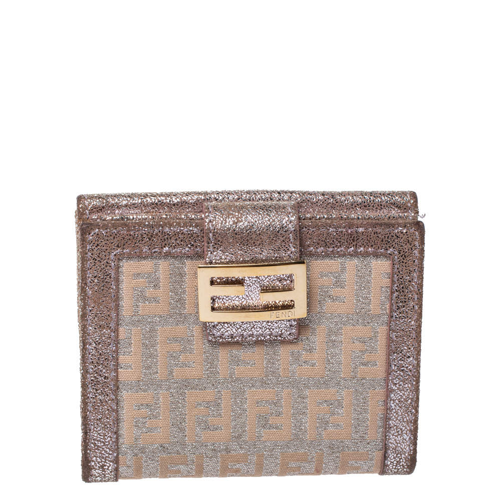 مملوكة مسبقًا Fendi Silver/Beige Zuchino Shimmer Canvas and Leather Flap Compact Wallet