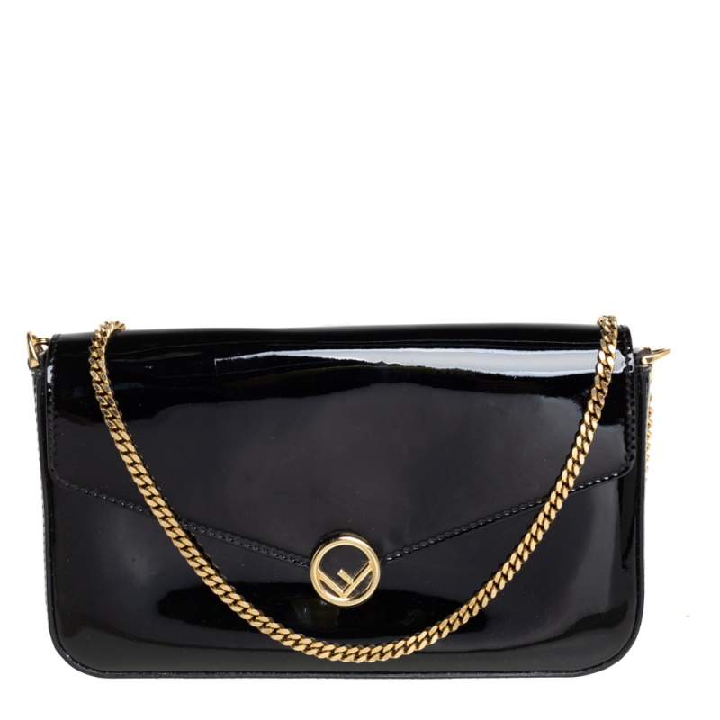 مملوكة مسبقًا محفظة بسلسلة فندي جلد لامع أسود مزينة حرف أف