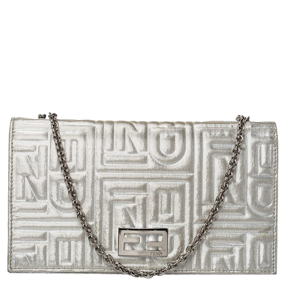 مملوكة مسبقًا محفظة بسلسلة فندي جلد فضي ميتاليك بالشعار منقوش