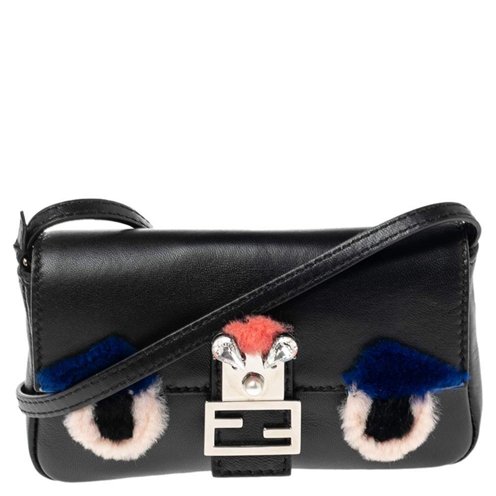 مملوكة مسبقًا حقيبة كتف فندي باغويت حافة فرو وجلد أسود مزين بوغي صغيرة جداً