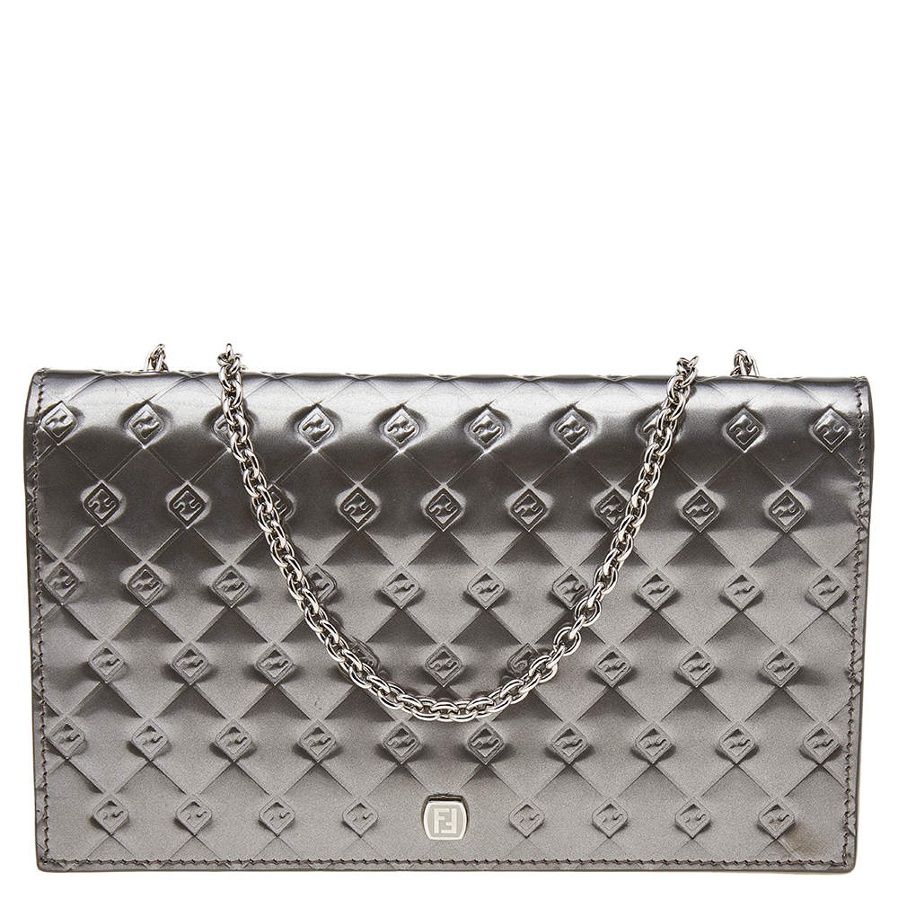 مملوكة مسبقًا محفظة بسلسلة فندي فنديليشيوس جلد لامع رصاصي 