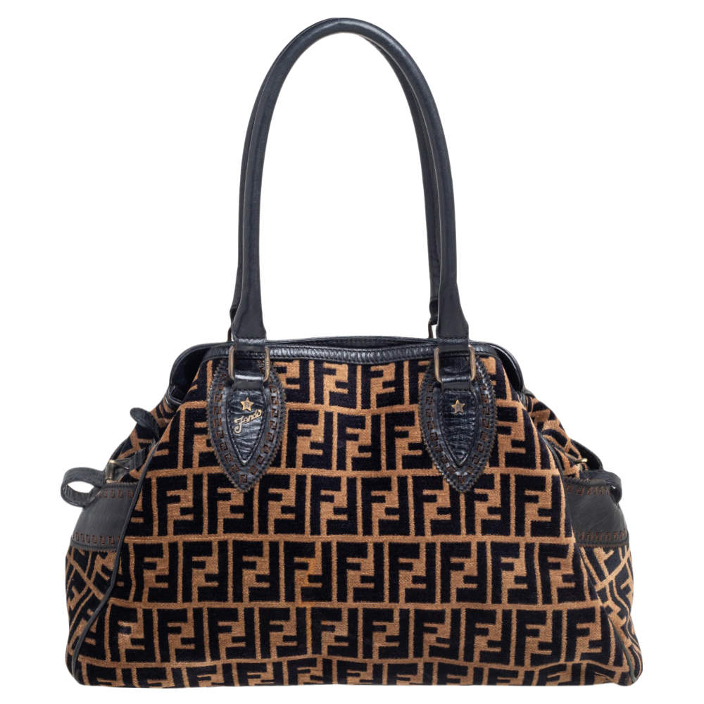 مملوكة مسبقًا حقيبة فندي شيف دي جور جلد لامع وكانفاس أسود مرصع متوسطة