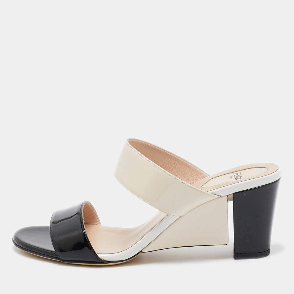 مملوكة مسبقًا Fendi Cream/Black Patent Leather Wedge Slides Size 38.5
