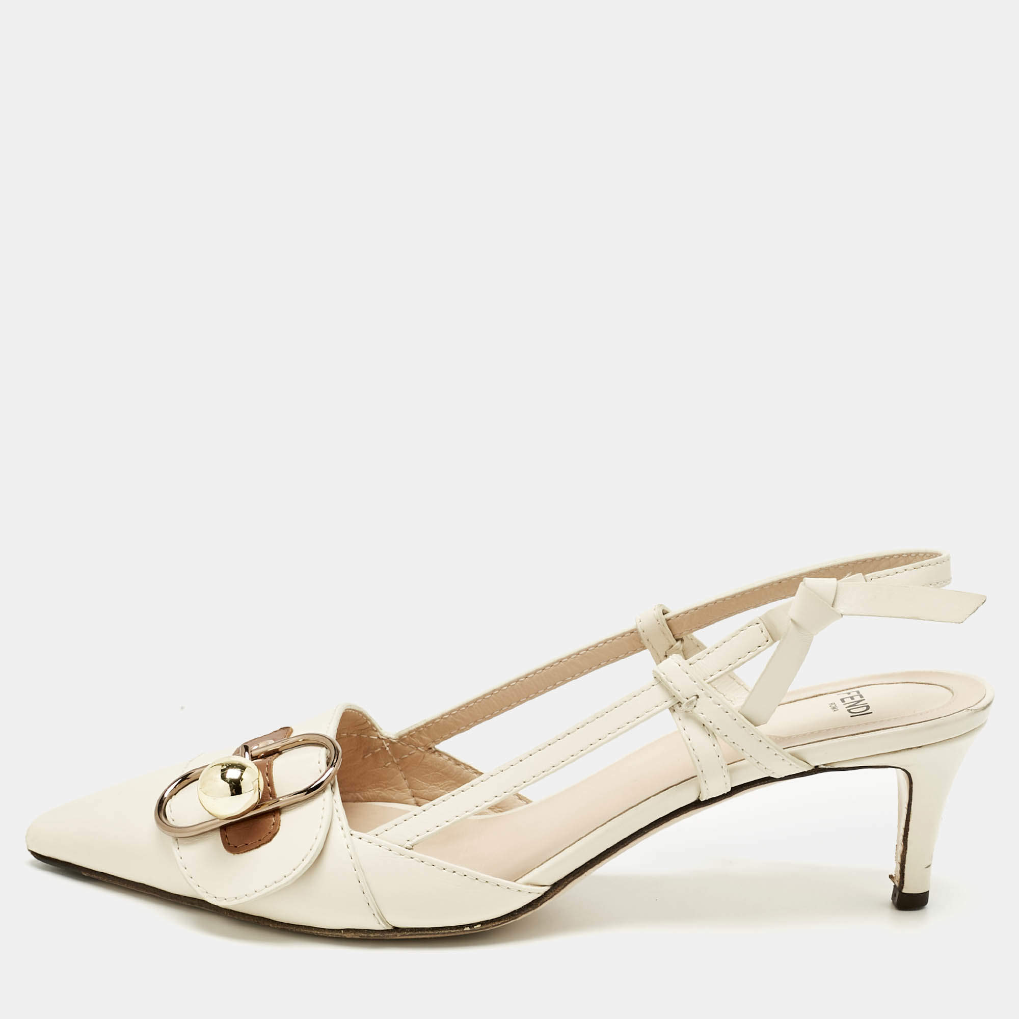 مملوكة مسبقًا صندل فندي جلد بيج بإبزيم حزام للكاحل مقدمة مدببة مقاس 37