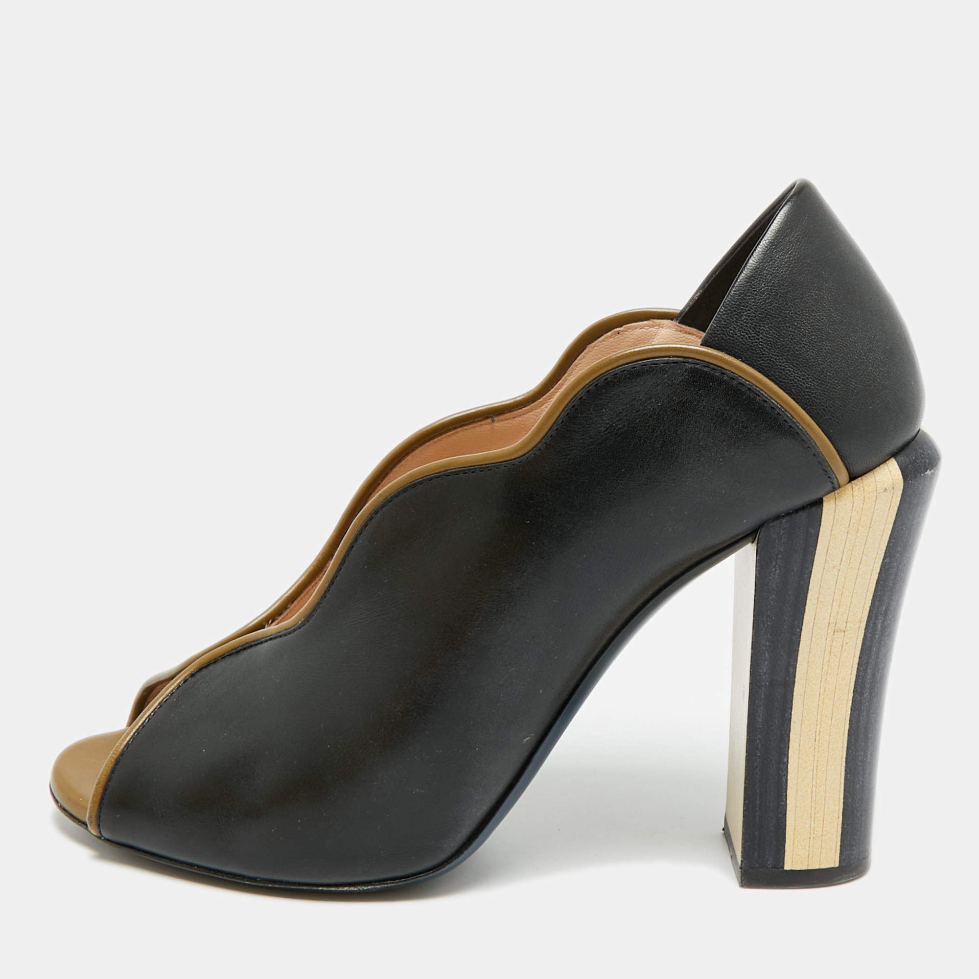 مملوكة مسبقًا Fendi Scallop Lined Size 38.5 Dark Blue/Green Leather Peep Toe Pumps