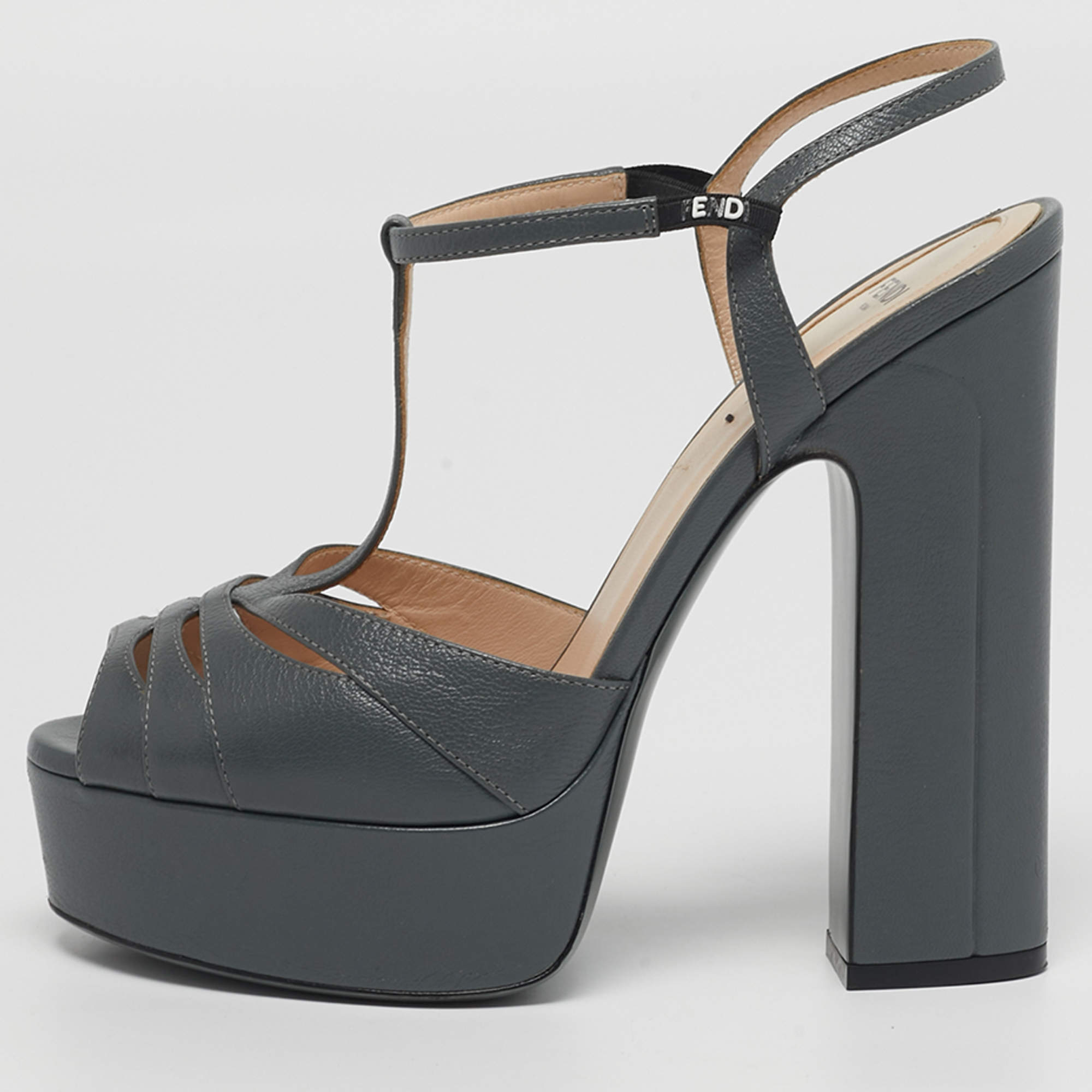 مملوكة مسبقًا Fendi Size 39 Grey Leather Platform T-Strap Sandals
