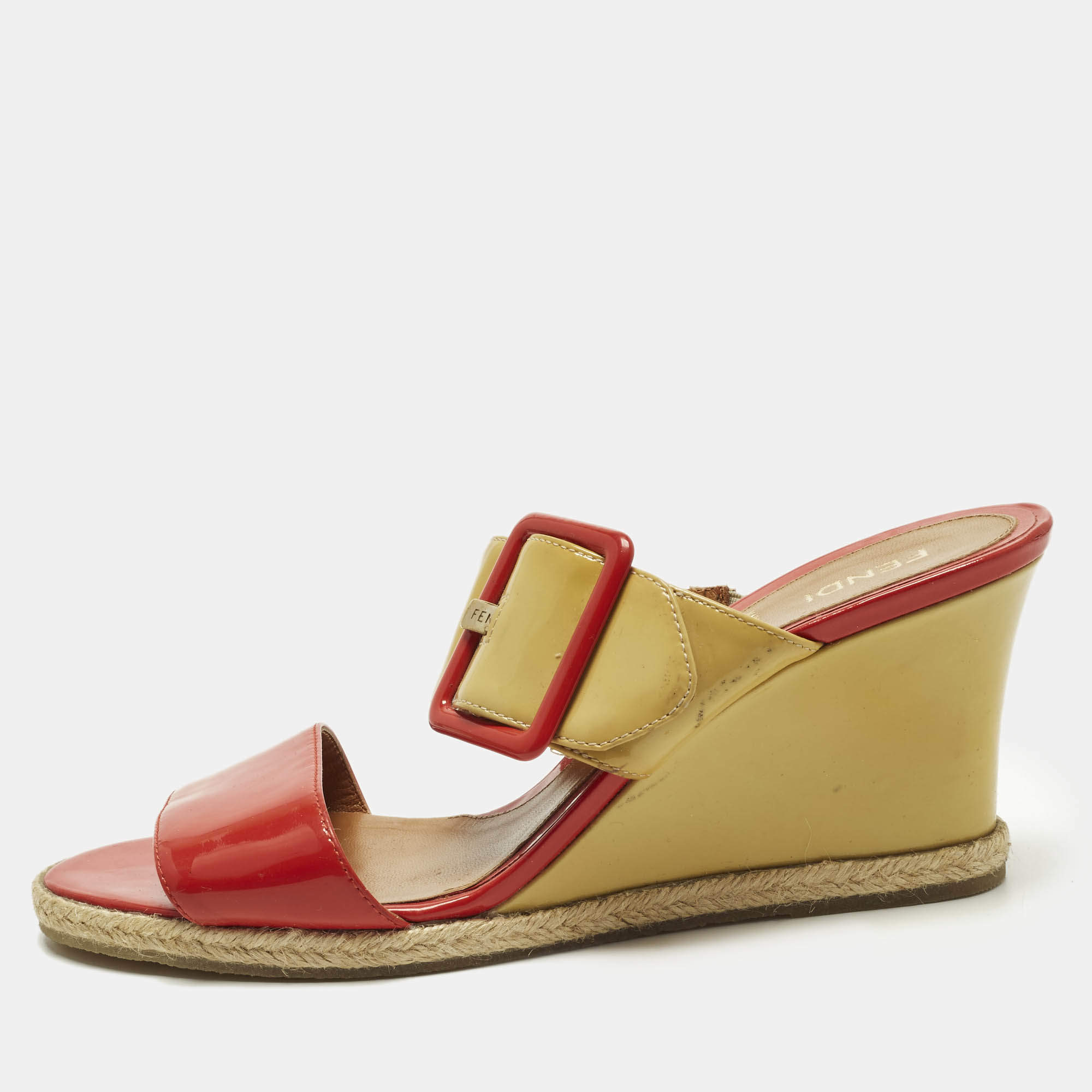 مملوكة مسبقًا صندل سلايد فندي كعب روكي جلد لامع متعدد الألوان مقاس 40