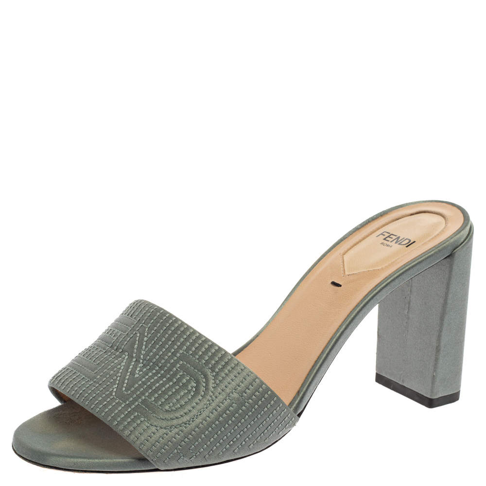 مملوكة مسبقًا حذاء سلايدز فندى كعب عريض مطرز شعار ساتان رمادى مقاس 37