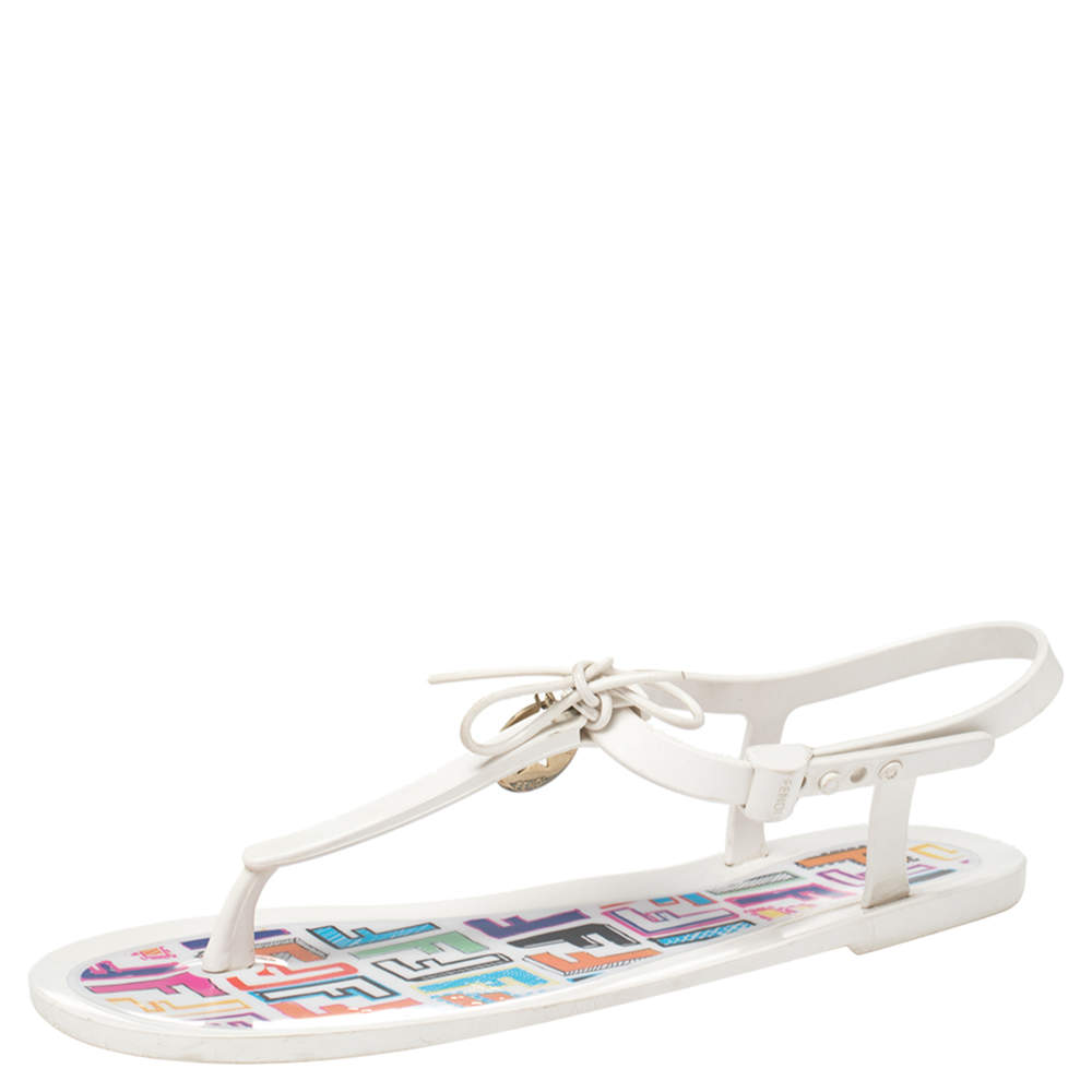 مملوكة مسبقًا Fendi White Rubber Logo Charm Sunny Thong Flat Sandals Size 40