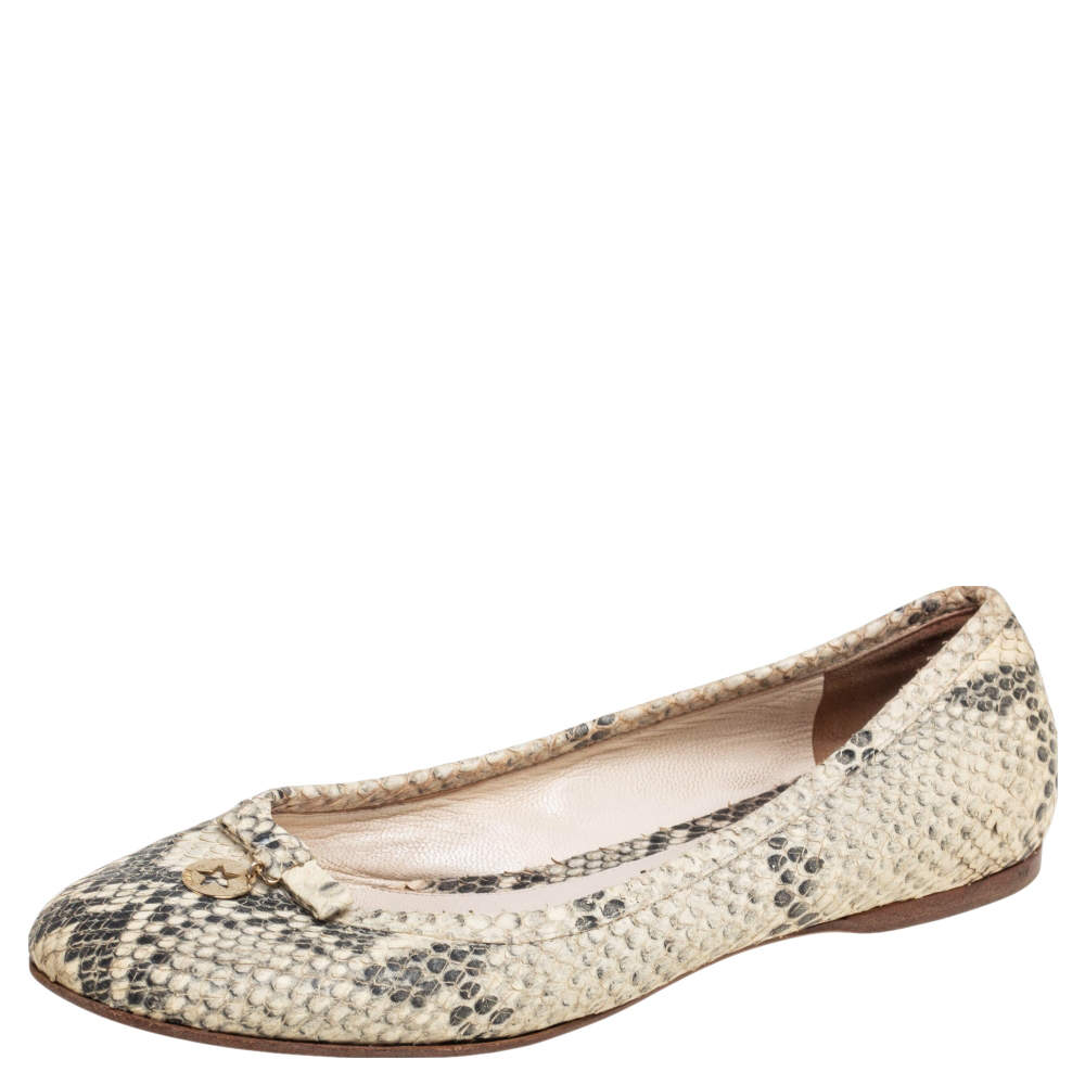 مملوكة مسبقًا حذاء باليرينا فلات فندي جلد نقشة الثعبان كريمي/أسود مقاس 39